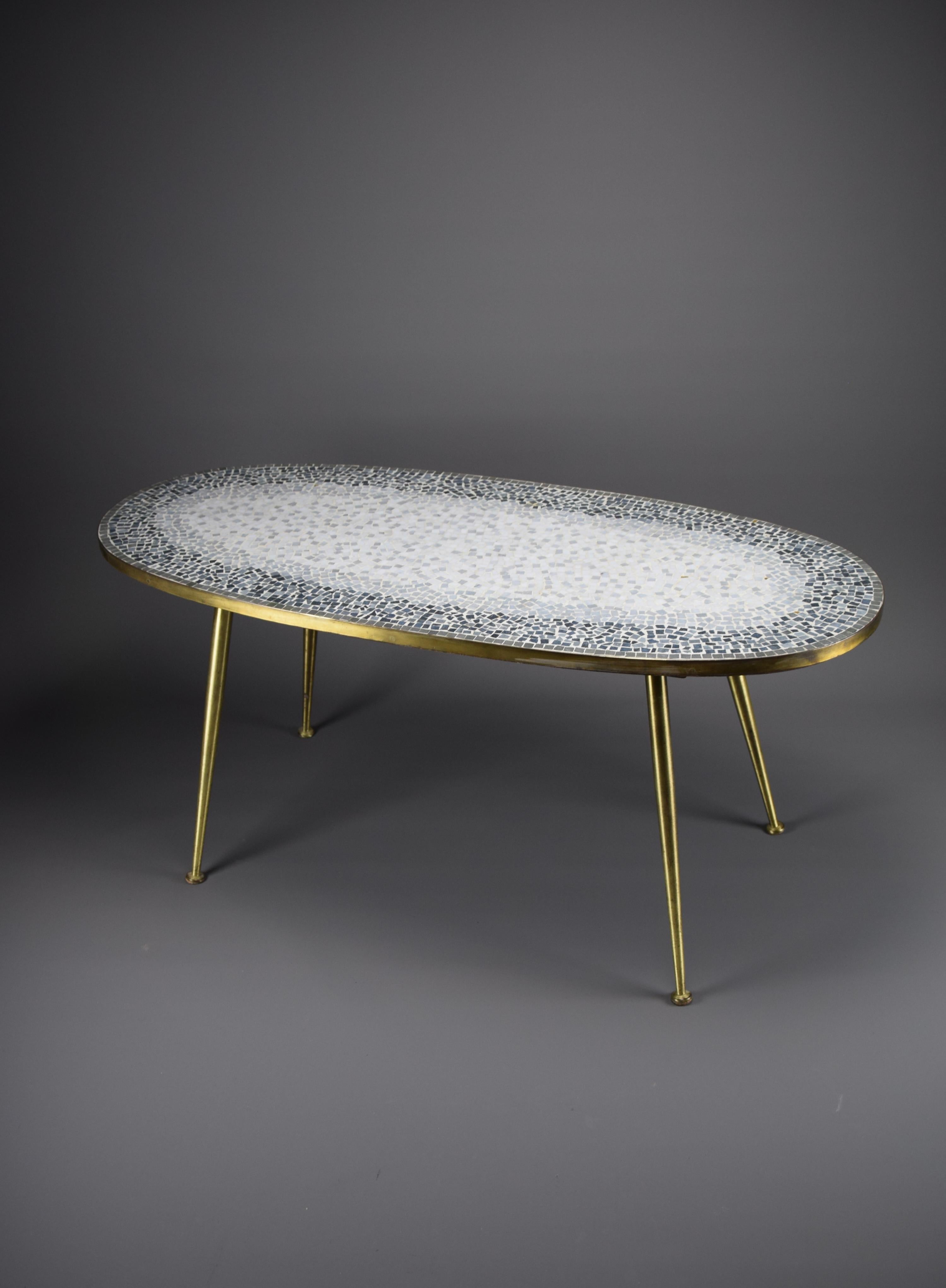 Mesa baja ovalada de mosaico y latón moderna de mediados de siglo de Berthold Muller mediados del siglo XX en venta