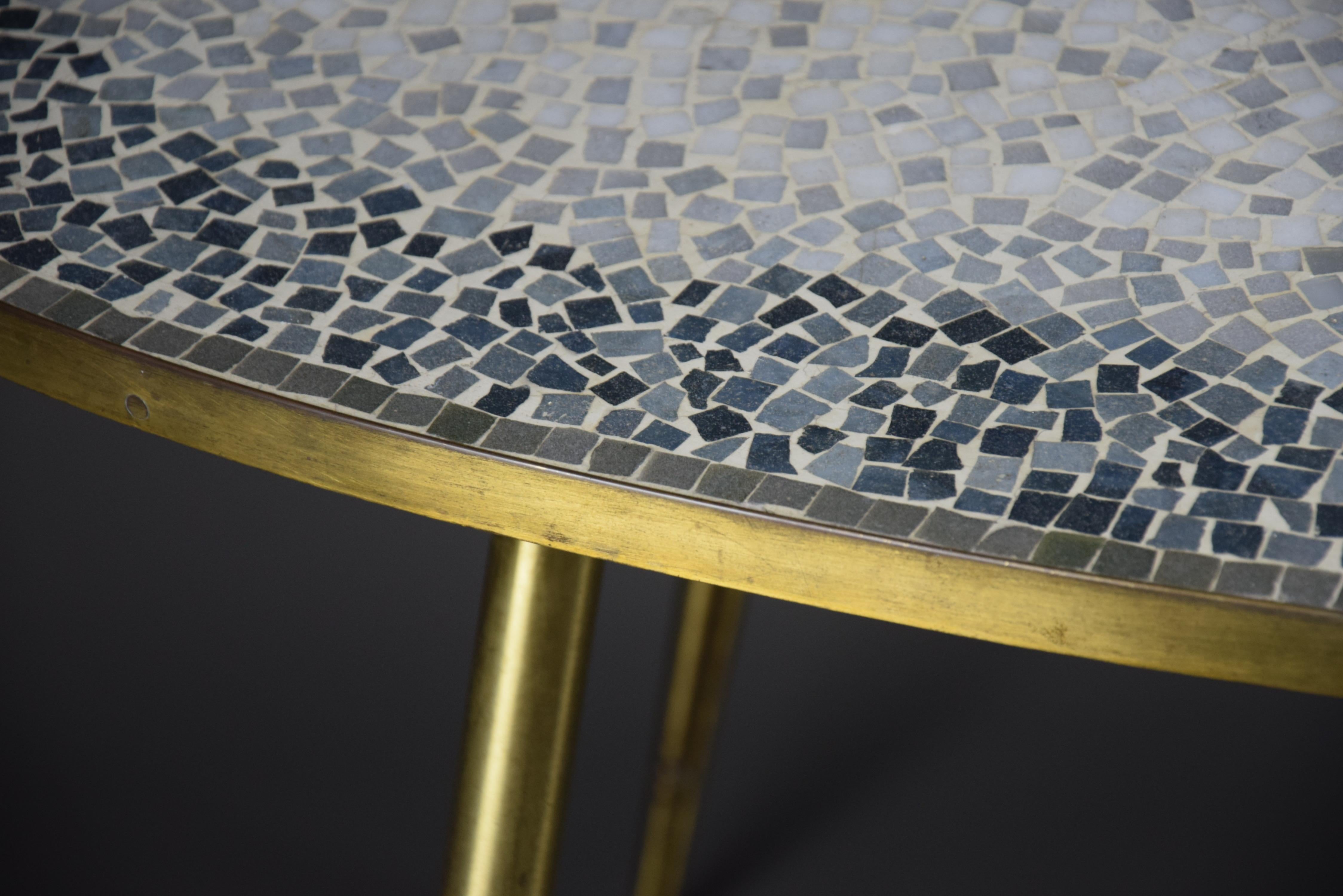 Mesa baja ovalada de mosaico y latón moderna de mediados de siglo de Berthold Muller Latón en venta