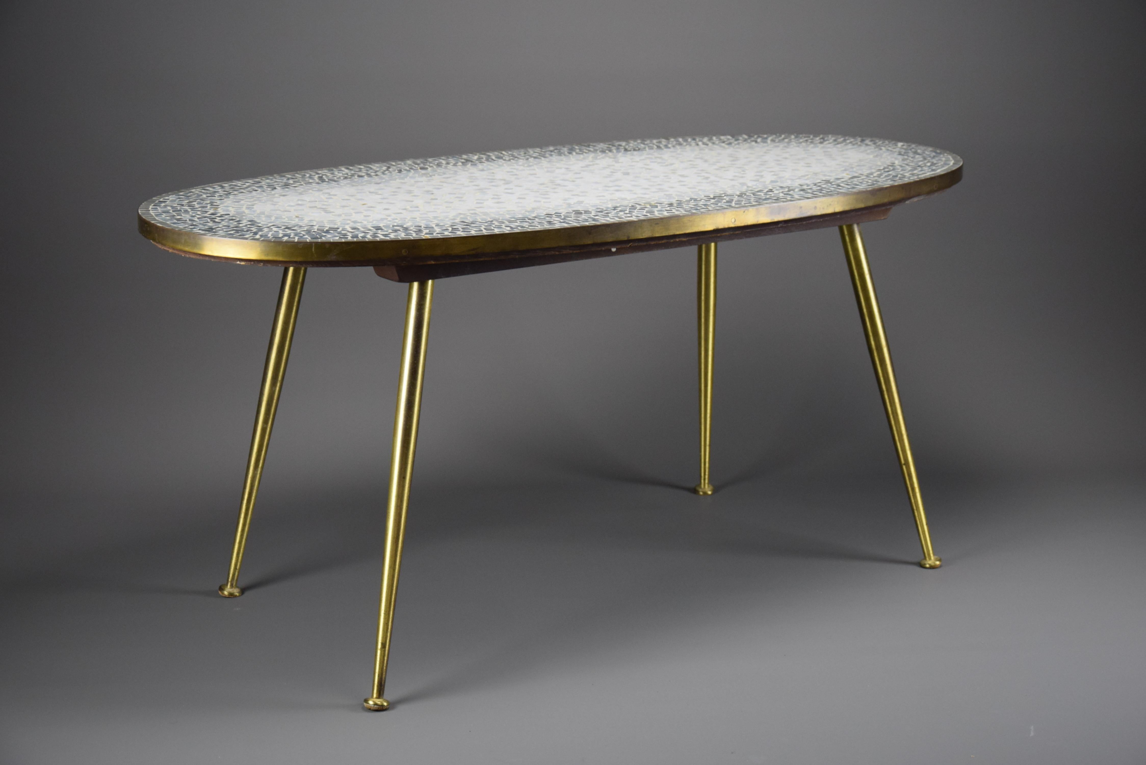 Mesa baja ovalada de mosaico y latón moderna de mediados de siglo de Berthold Muller en venta 1
