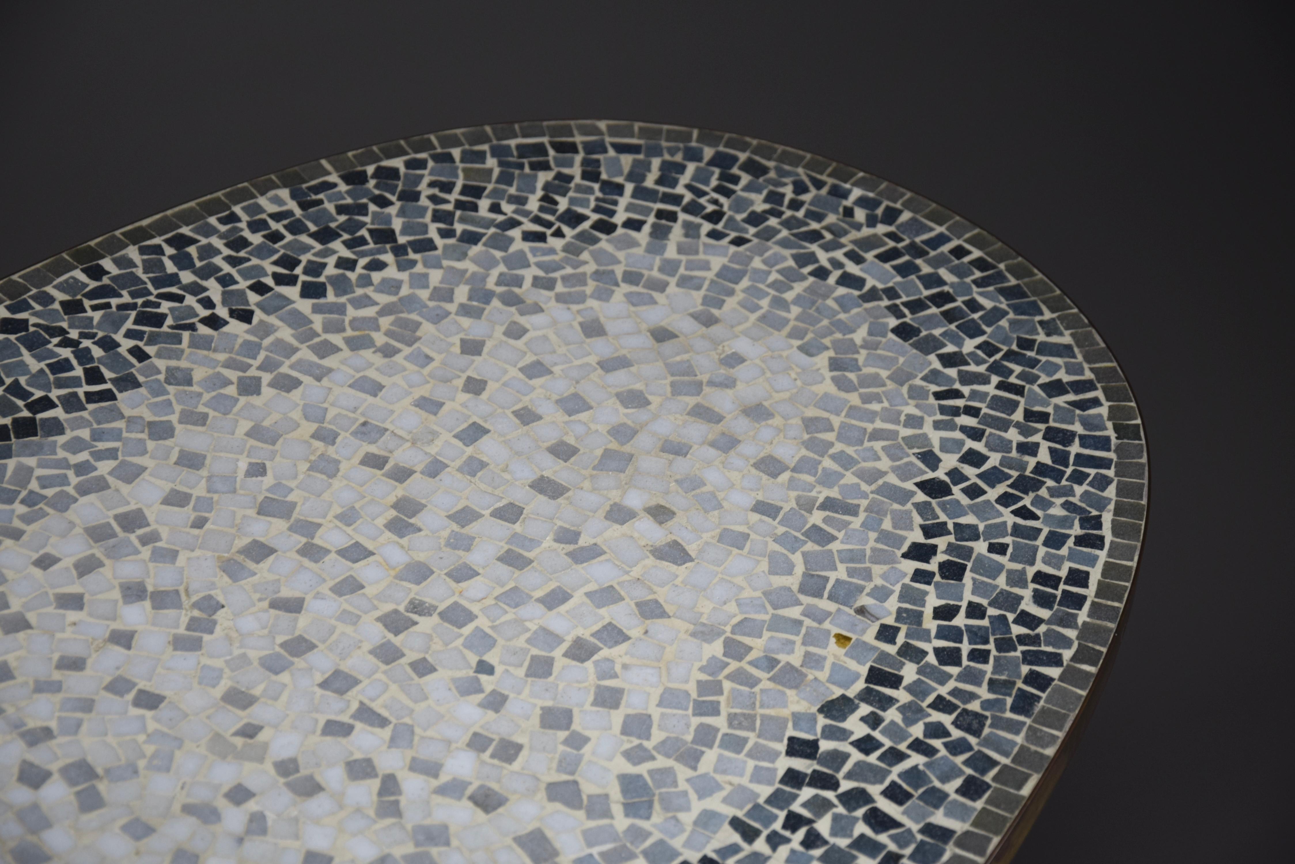 Mesa baja ovalada de mosaico y latón moderna de mediados de siglo de Berthold Muller en venta 2
