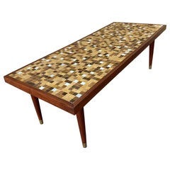 Mesa de centro con tapa de mosaico moderna de mediados de siglo. Alrededor de 1960