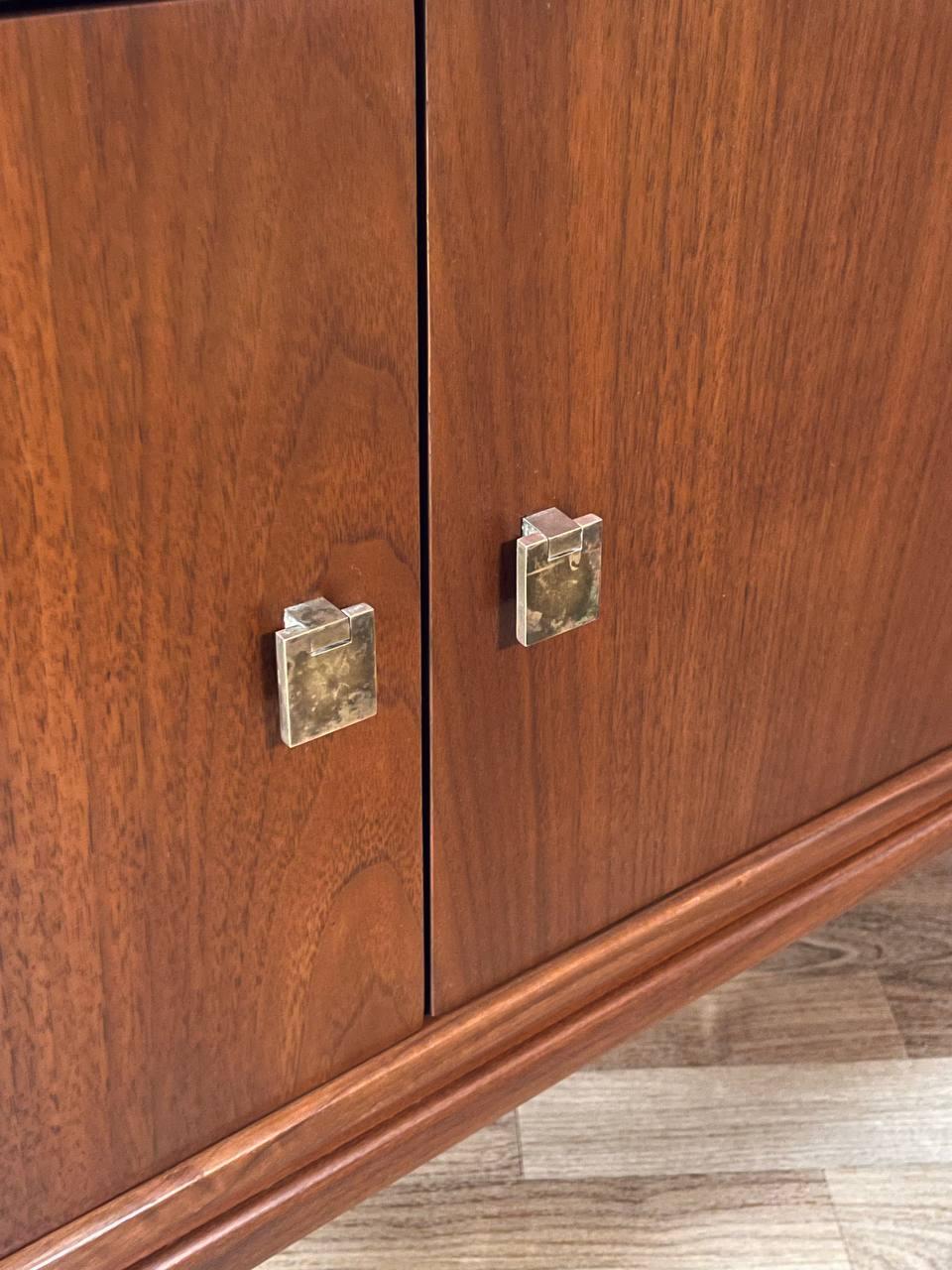Credenza de nogal de la serie 