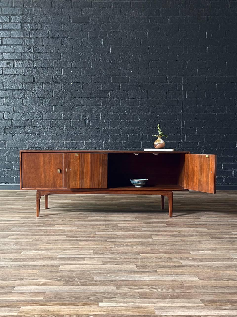 Credenza de nogal de la serie 