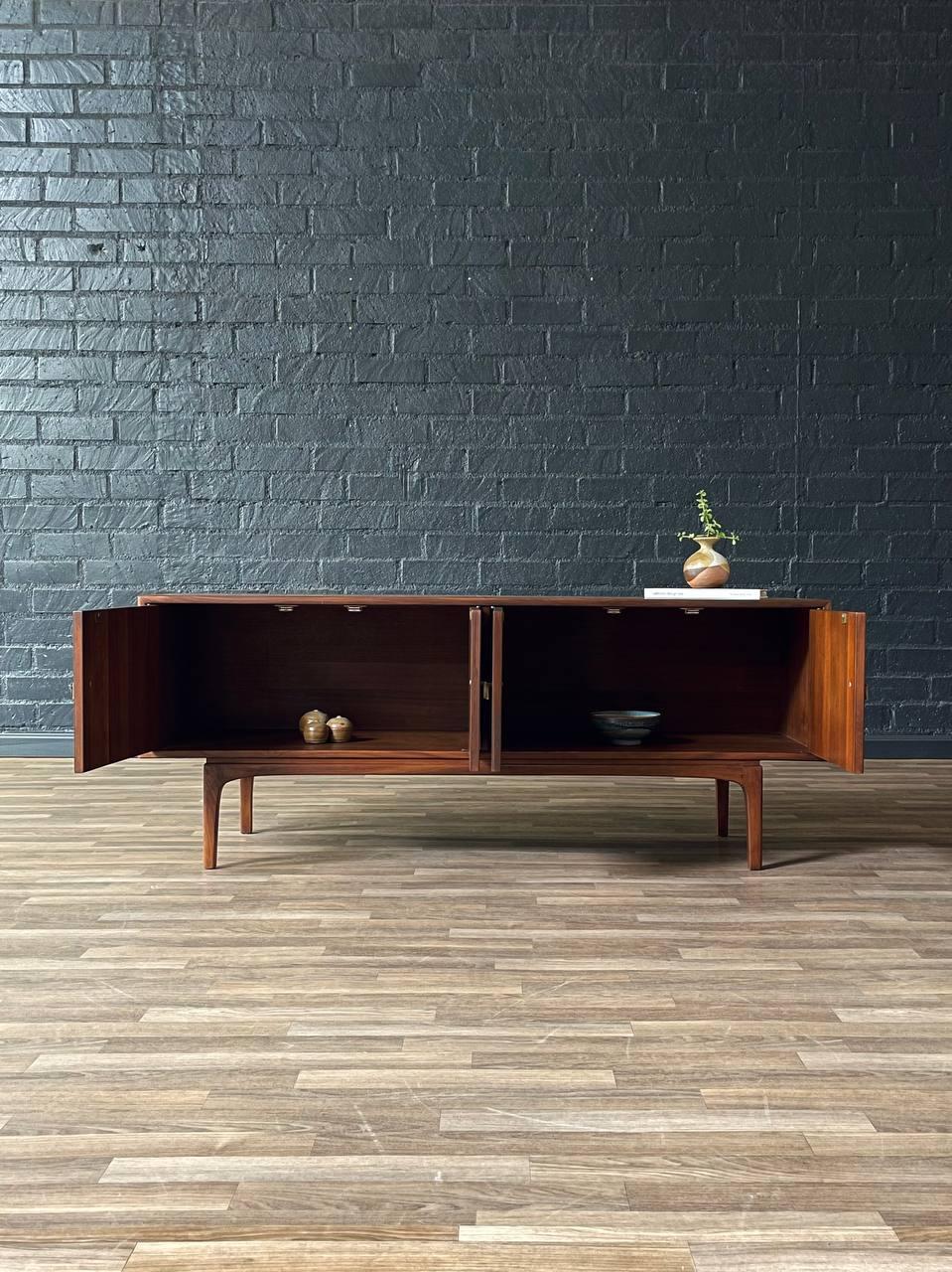 Credenza de nogal de la serie 