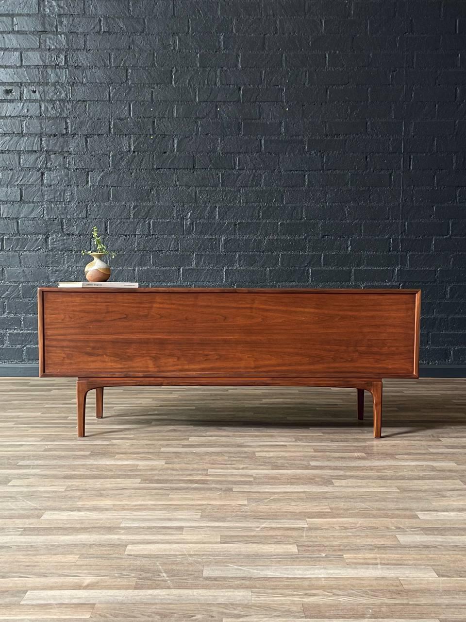 Credenza de nogal de la serie 