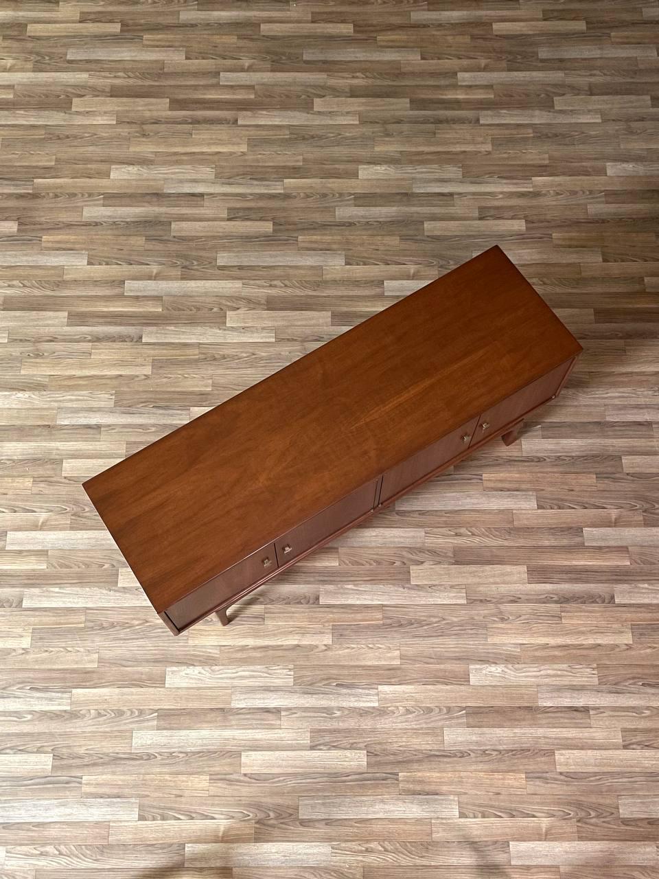 Credenza de nogal de la serie 