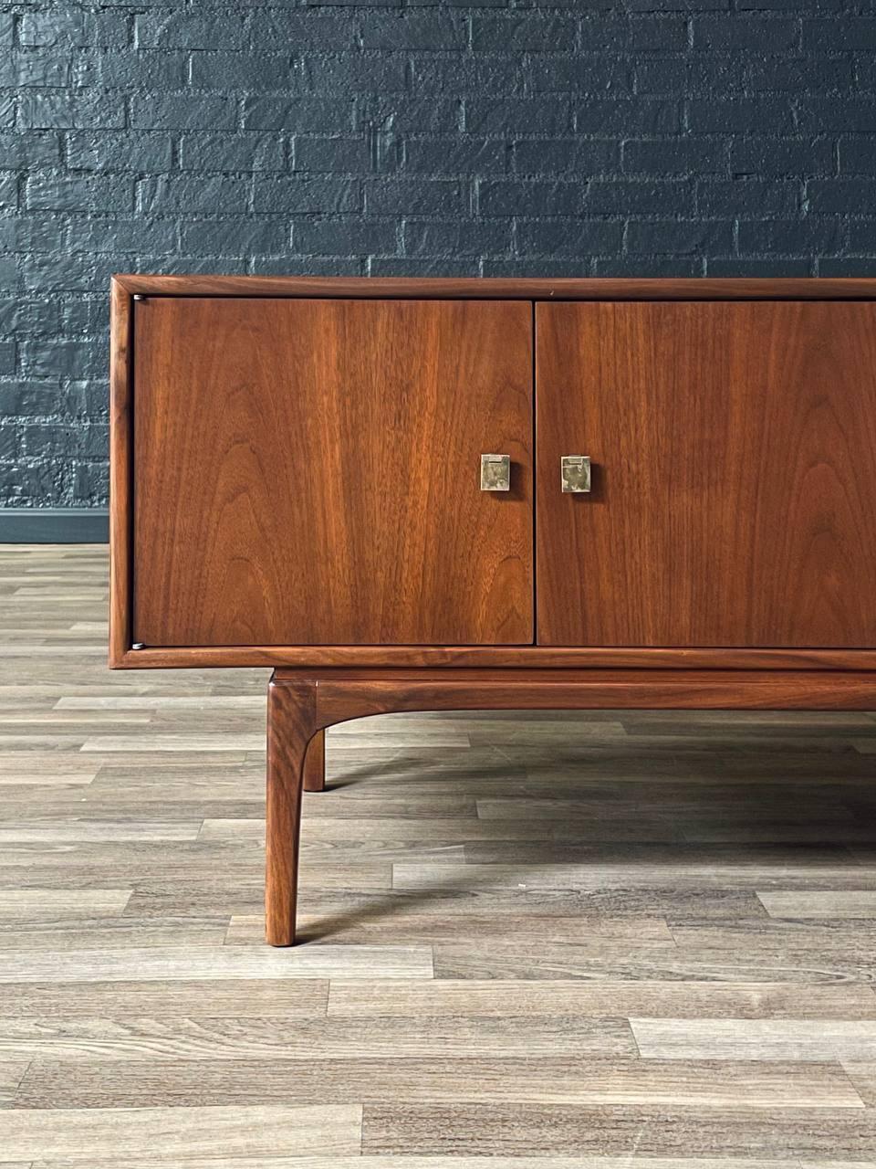 Credenza de nogal de la serie 
