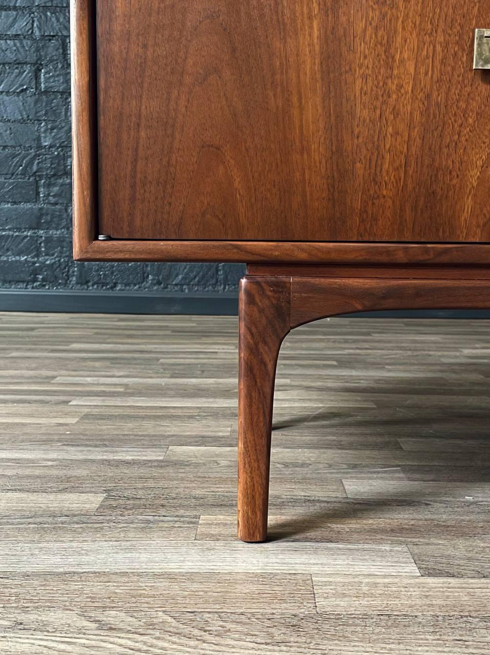 Credenza de nogal de la serie 