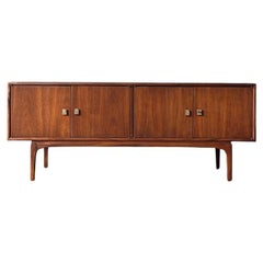 Credenza de nogal de la serie "Motif" moderna de mediados de siglo de Thomasville, c.1960