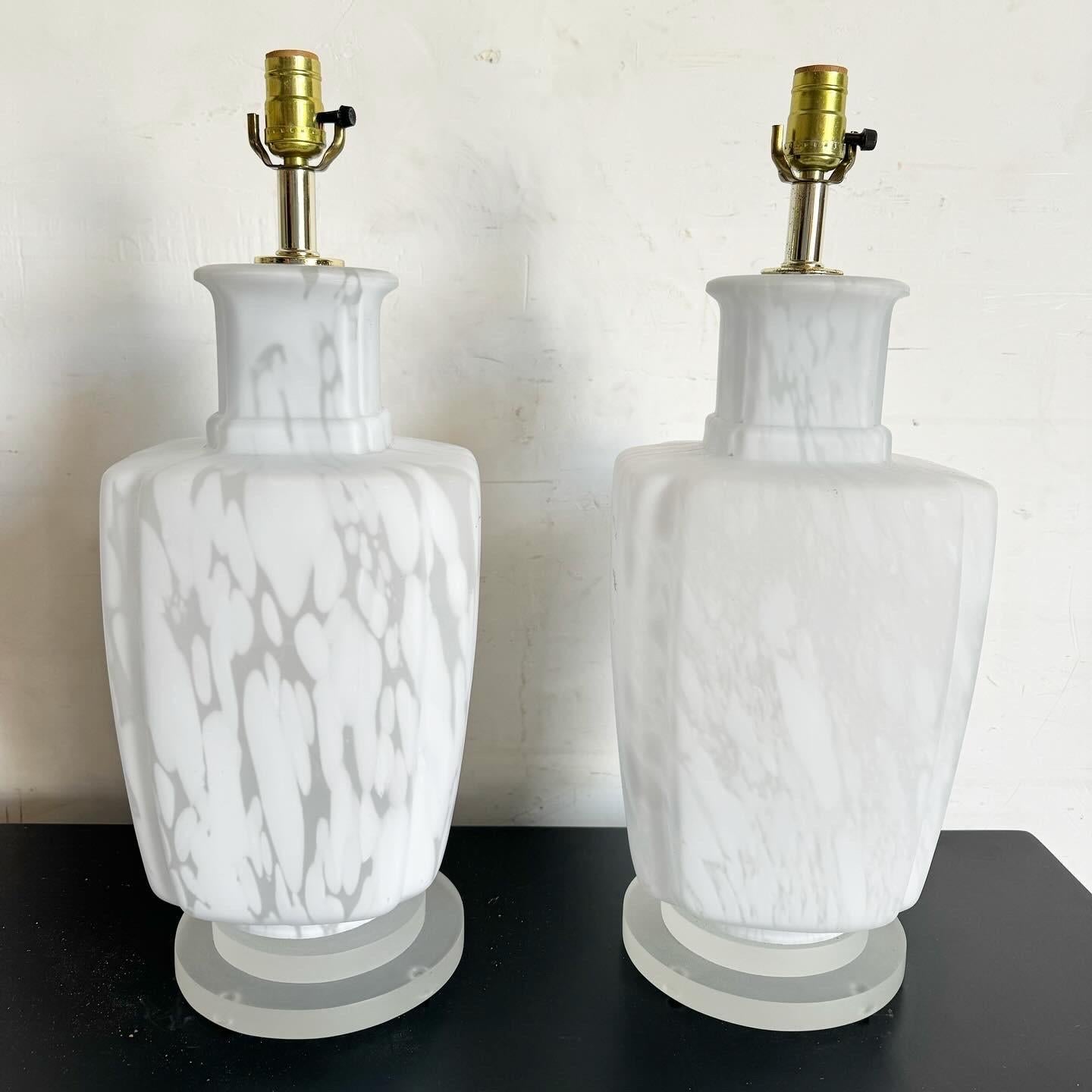 Découvrez le charme vintage et la sophistication artistique de cette paire de lampes de table à deux voies en verre tacheté de style Murano, datant du milieu du siècle dernier. Ces lampes sont dotées d'un verre tacheté complexe qui illumine