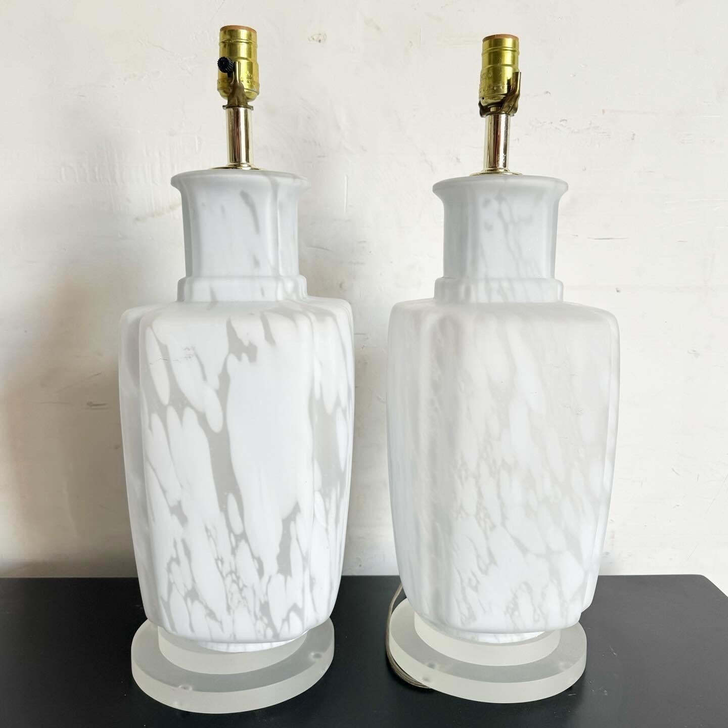Inconnu Paire de lampes de bureau de style Murano mi-siècle moderne en verre tacheté en vente