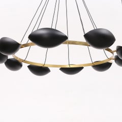 Lampadario italiano a 12 luci in stile Mouille, ottone e lacca, della metà del secolo scorso