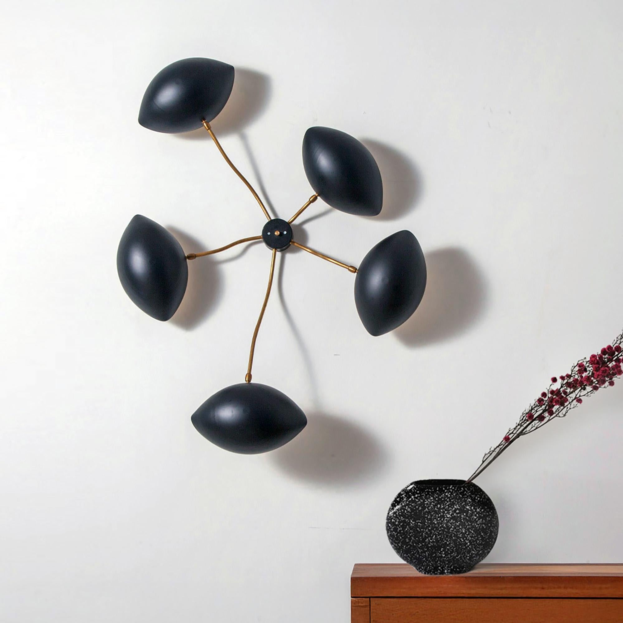 Stile Serge Mouille: un'applique scultorea in nero opaco e ottone. Personalizzabili nei colori RAL classici, nelle dimensioni e nel numero di tonalità - realizzati su ordinazione per interni visionari.
Lampada da parete scultorea a cinque bracci