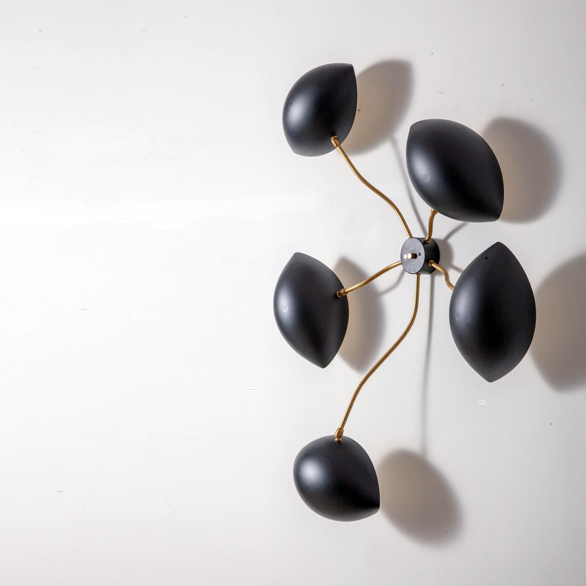 Mid-Century moderno Applique da parete in stile Mouille moderno di metà secolo, in ottone e lacca, 5 luci in vendita