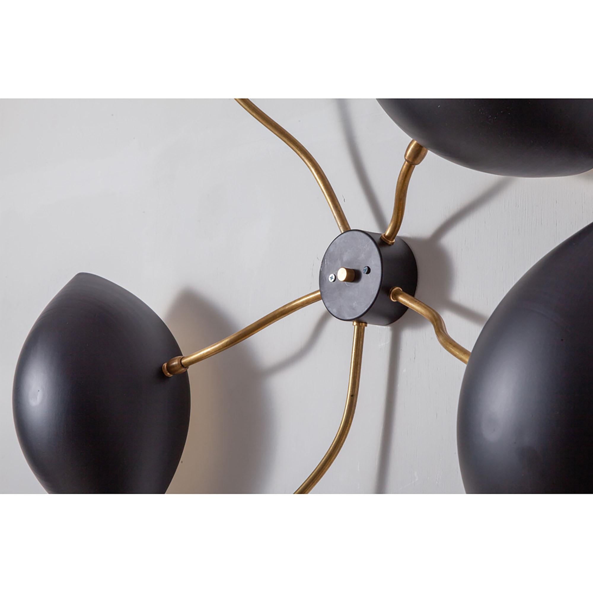 Italiano Applique da parete in stile Mouille moderno di metà secolo, in ottone e lacca, 5 luci in vendita