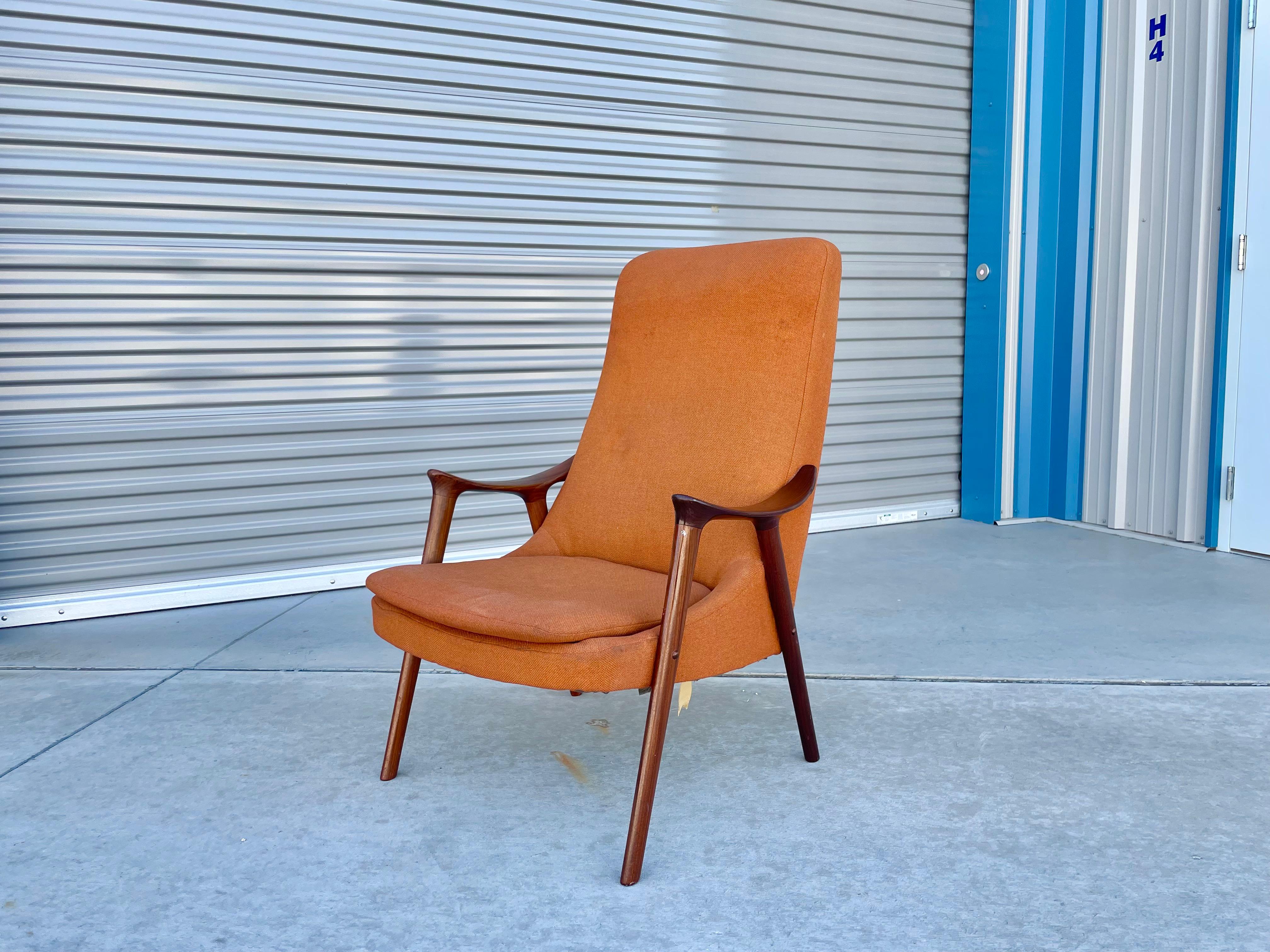 Midcentury “Klarinett” lounge chairs designed and manufactured by More Lenestol in Norway, circa 1960s. This beautiful vintage chair was made of the highest quality of teak giving it an excellent color tone and a beautiful grain pattern and with a