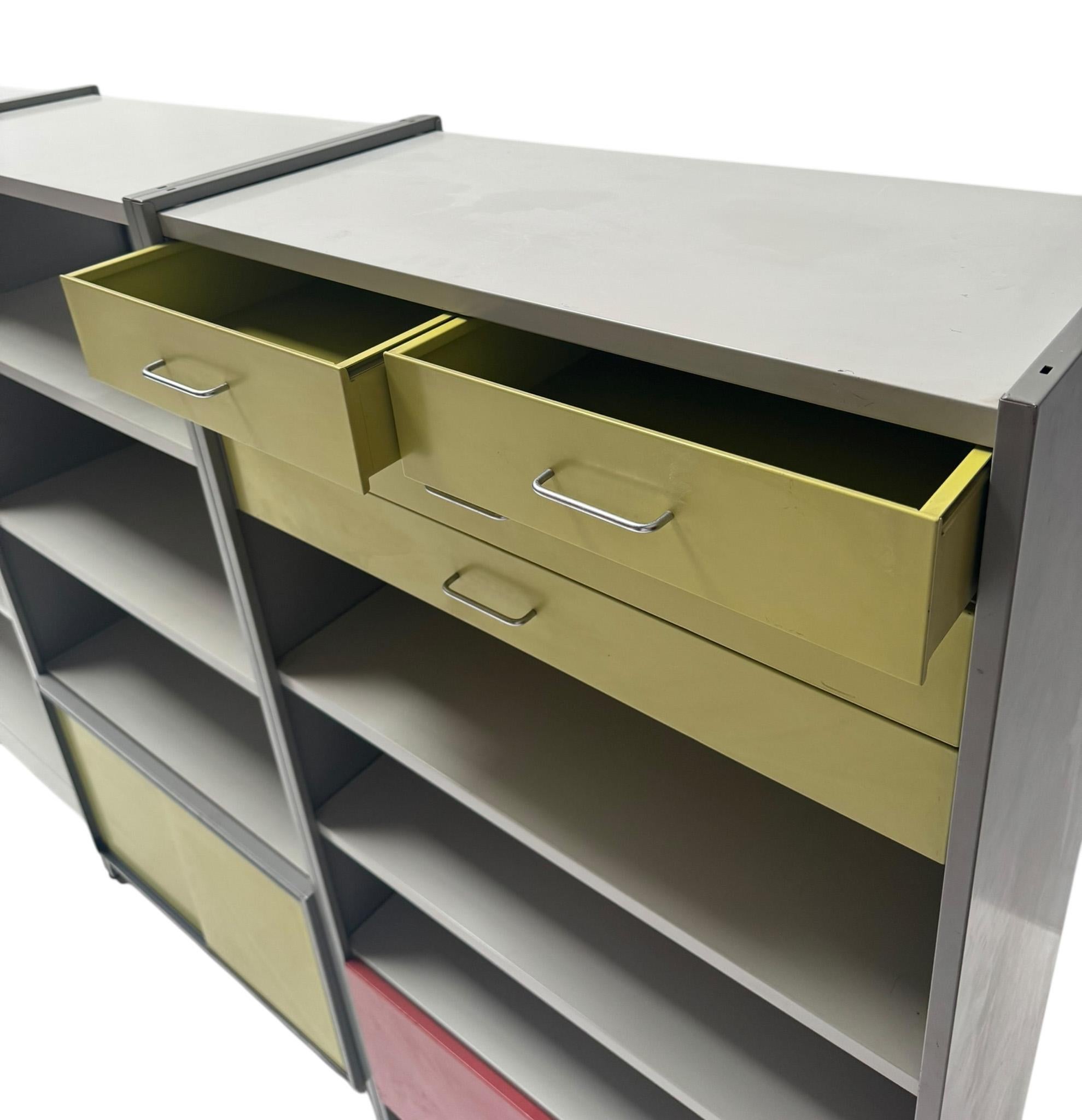Mid-Century Modern Mehrfarbige 5600 Modulare Schrankwand von Cordemeyer für Gispen (Metall) im Angebot