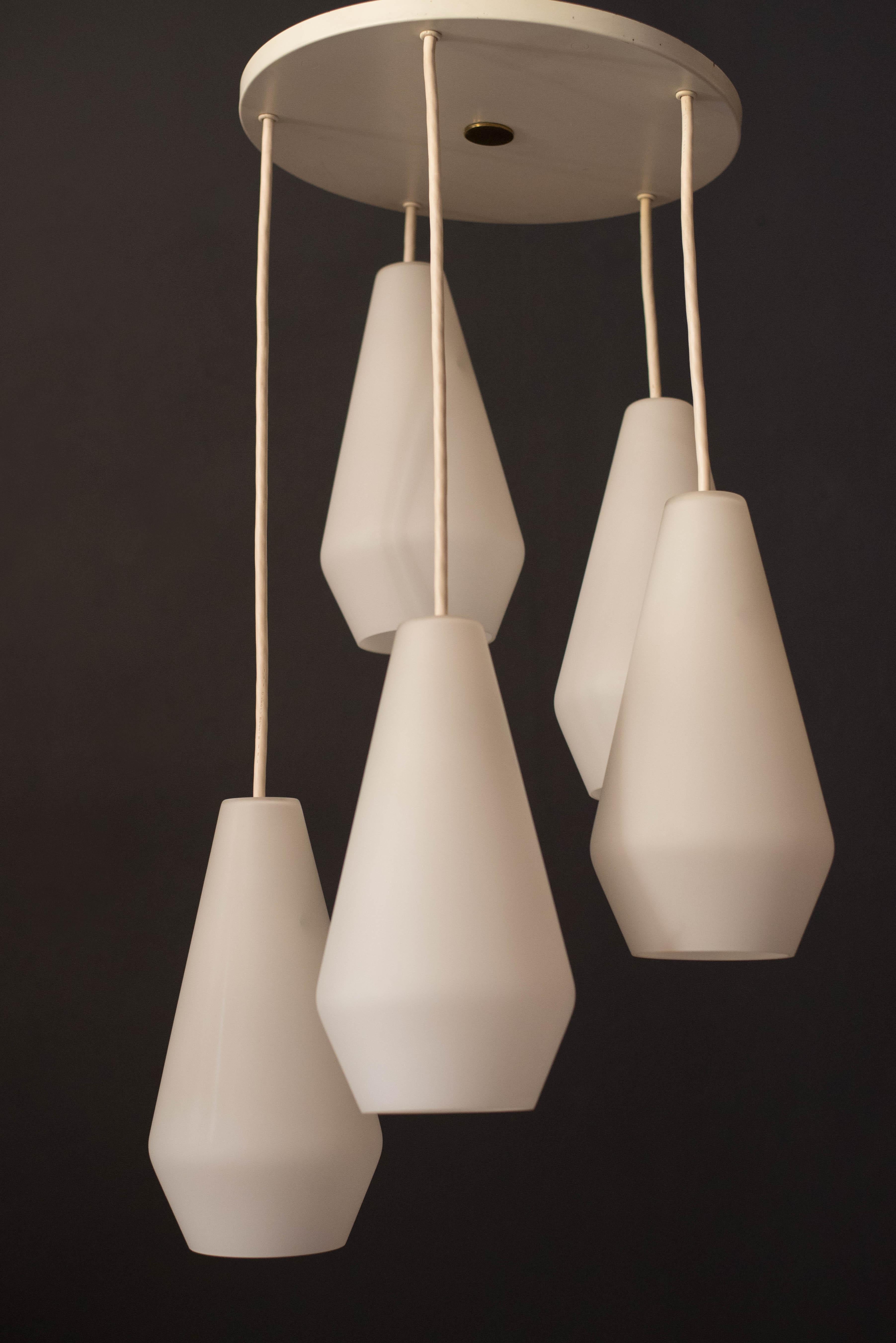 Milieu du XXe siècle Lustre à pendentifs multi-lumières en verre dépoli de Lightolier, de style modernité du milieu du siècle dernier en vente