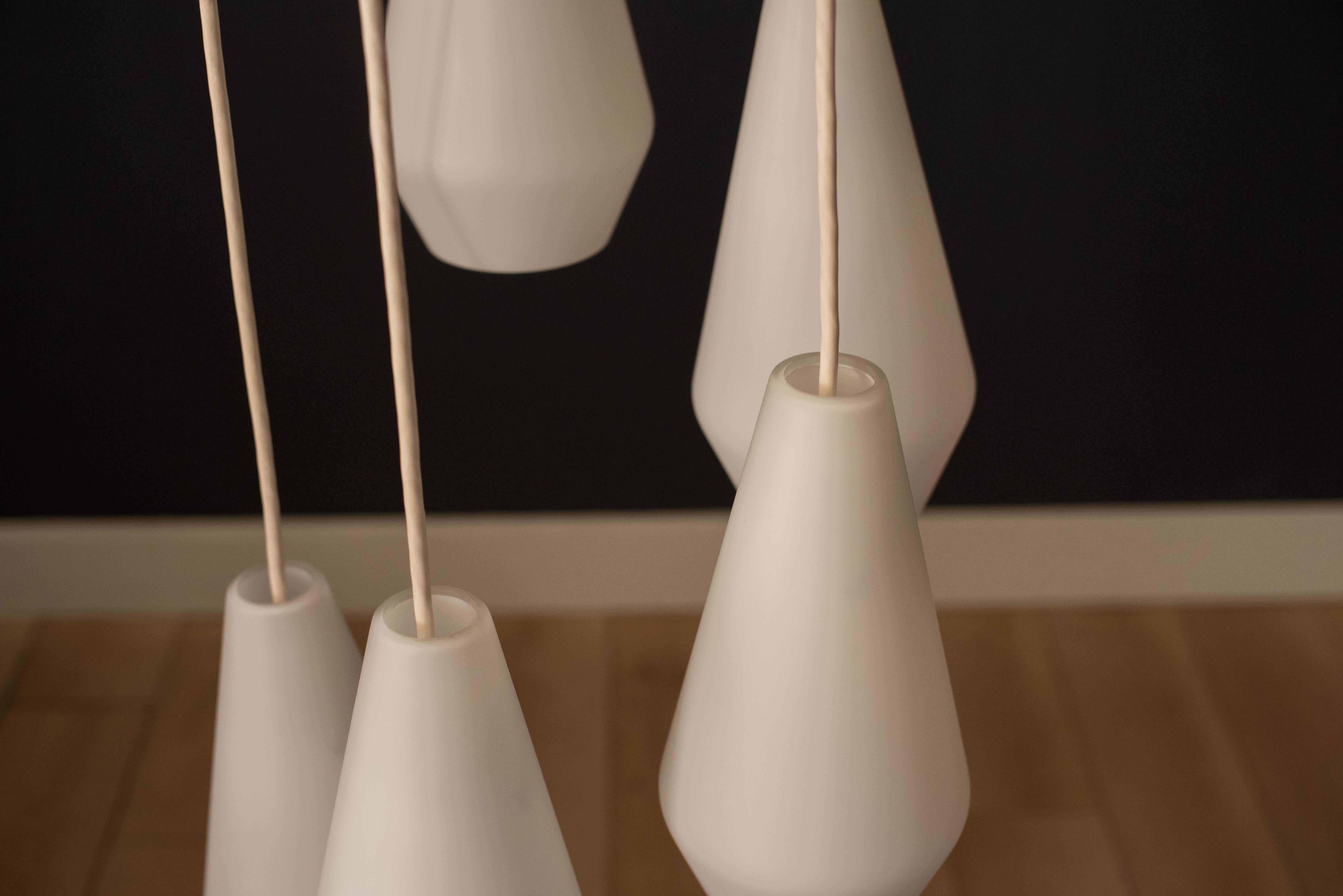 Métal Lustre à pendentifs multi-lumières en verre dépoli de Lightolier, de style modernité du milieu du siècle dernier en vente