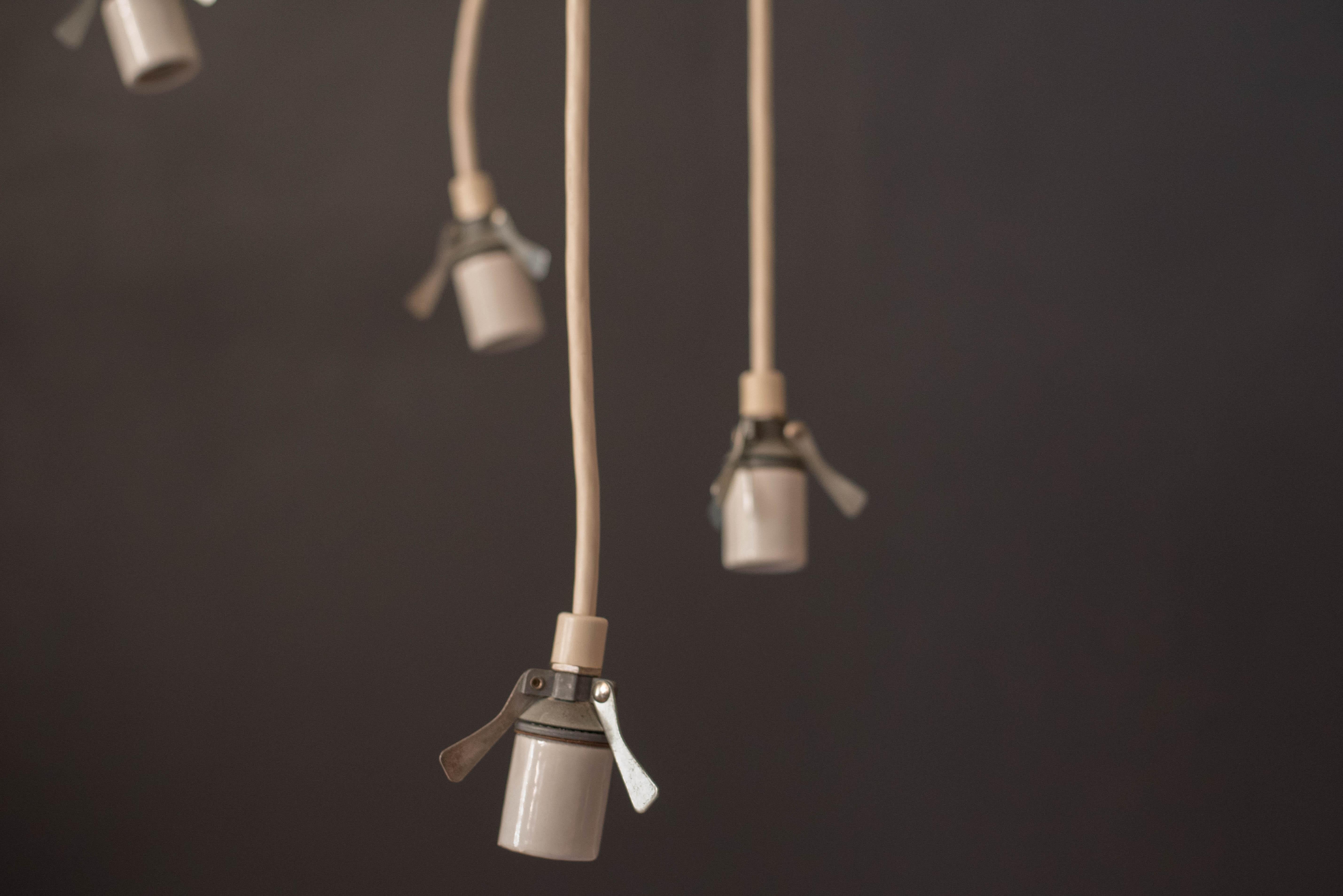 Lustre à pendentifs multi-lumières en verre dépoli de Lightolier, de style modernité du milieu du siècle dernier en vente 1