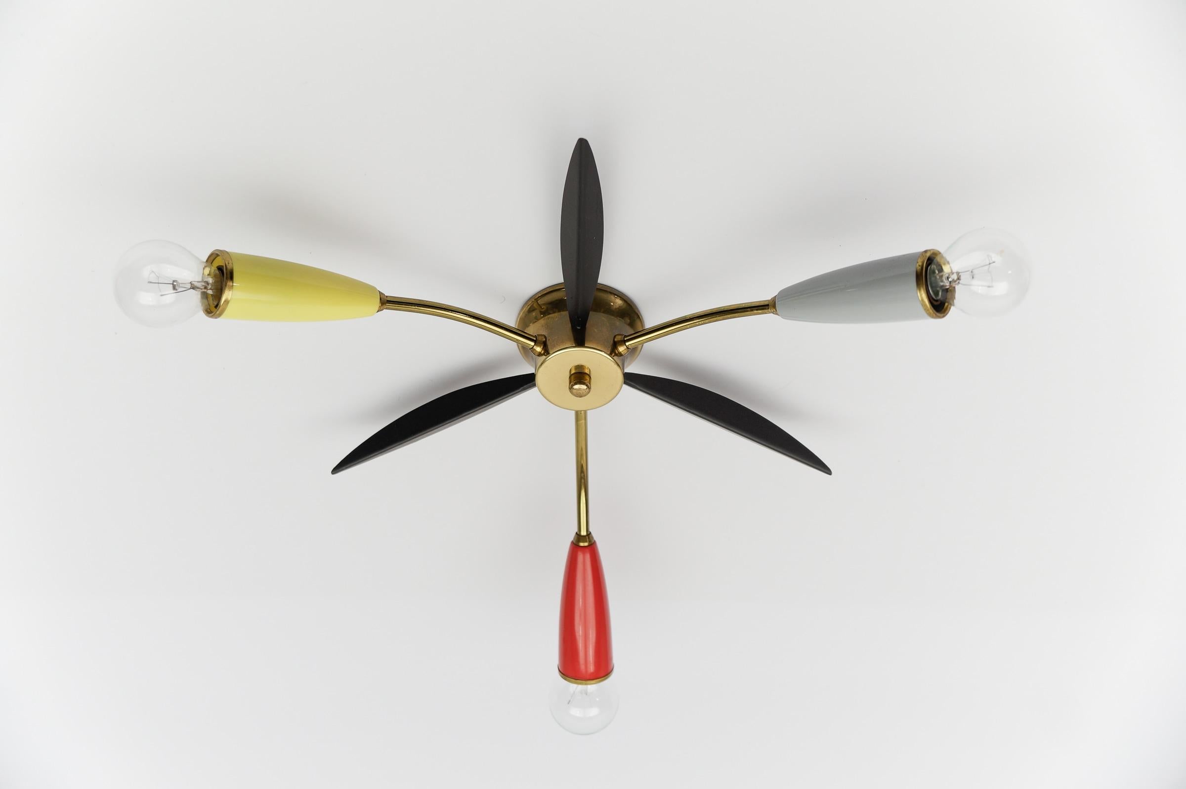 Mid-Century Modern multicolored 3-armed brass sputnik lamp, 1950s For Sale 4