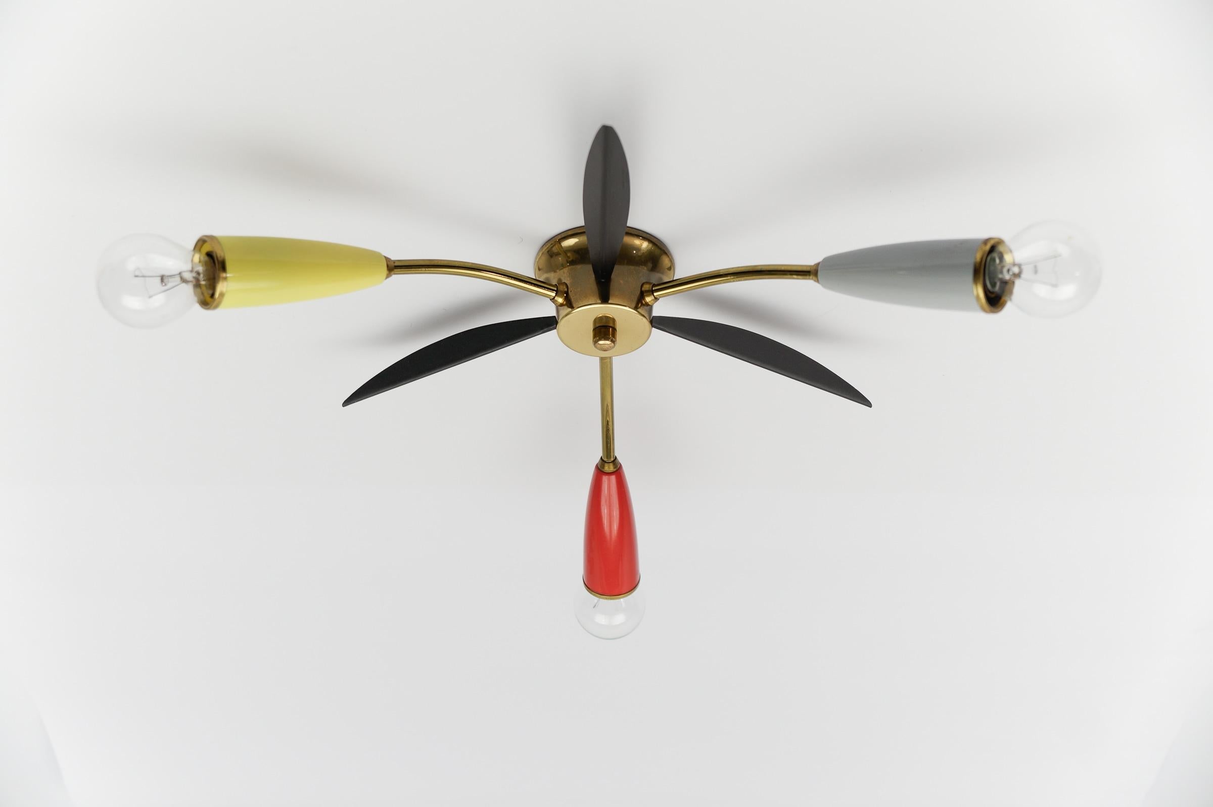 Mid-Century Modern multicolored 3-armed brass sputnik lamp, 1950s In Good Condition For Sale In Nürnberg, Bayern