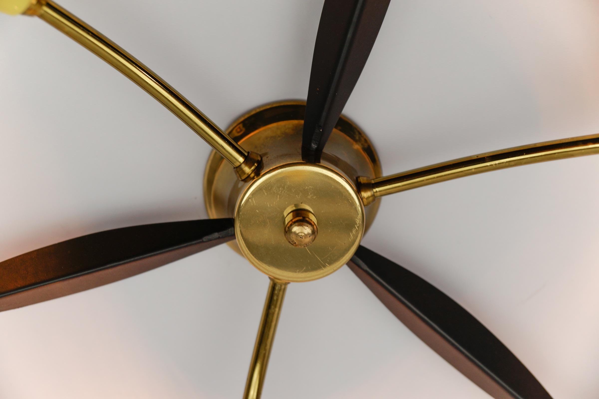 Mid-Century Modern multicolored 3-armed brass sputnik lamp, 1950s For Sale 3