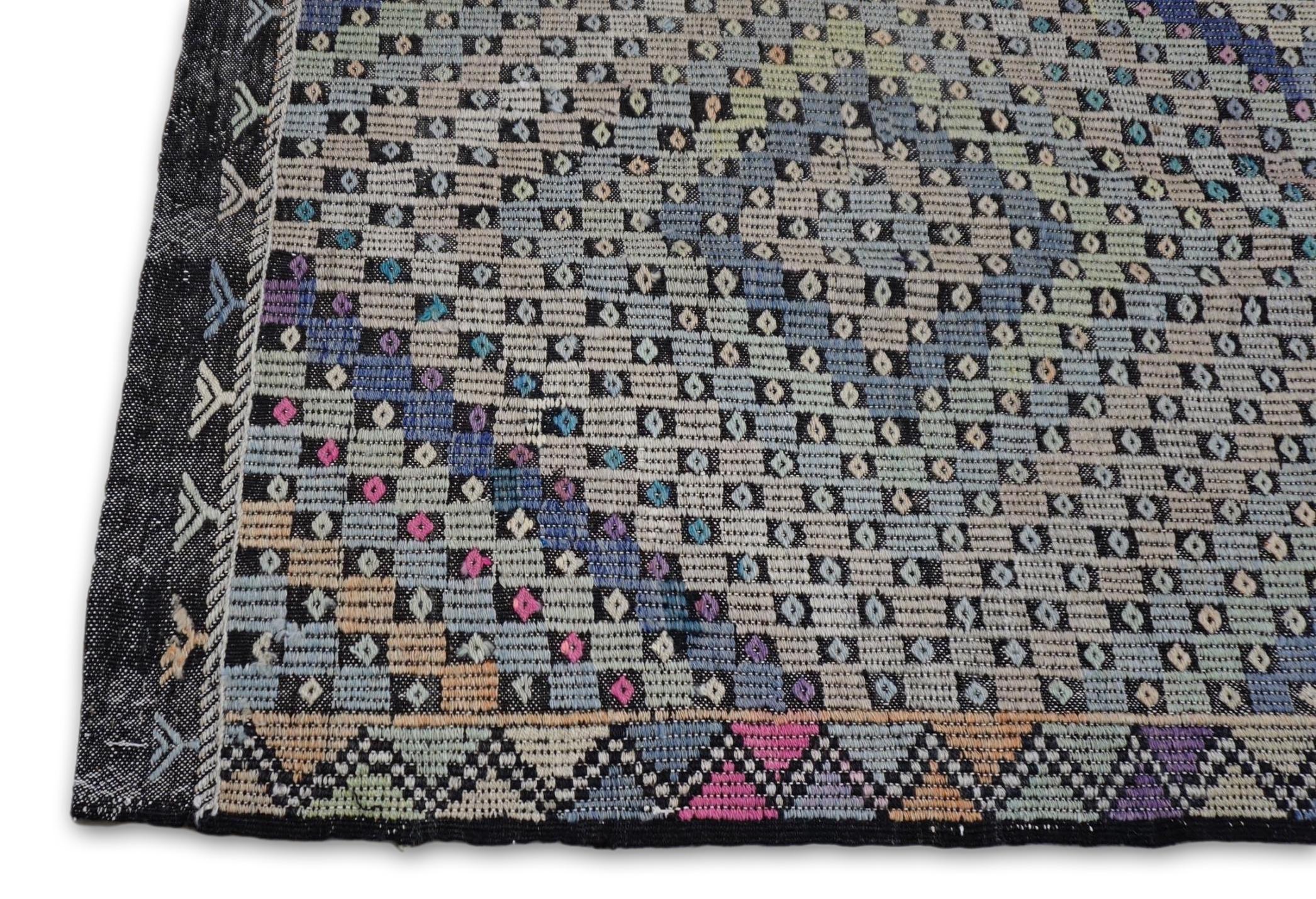 Tessuto a mano Kilim di lana geometrico multicolore di metà secolo moderno 6'4''x11'5'' in vendita
