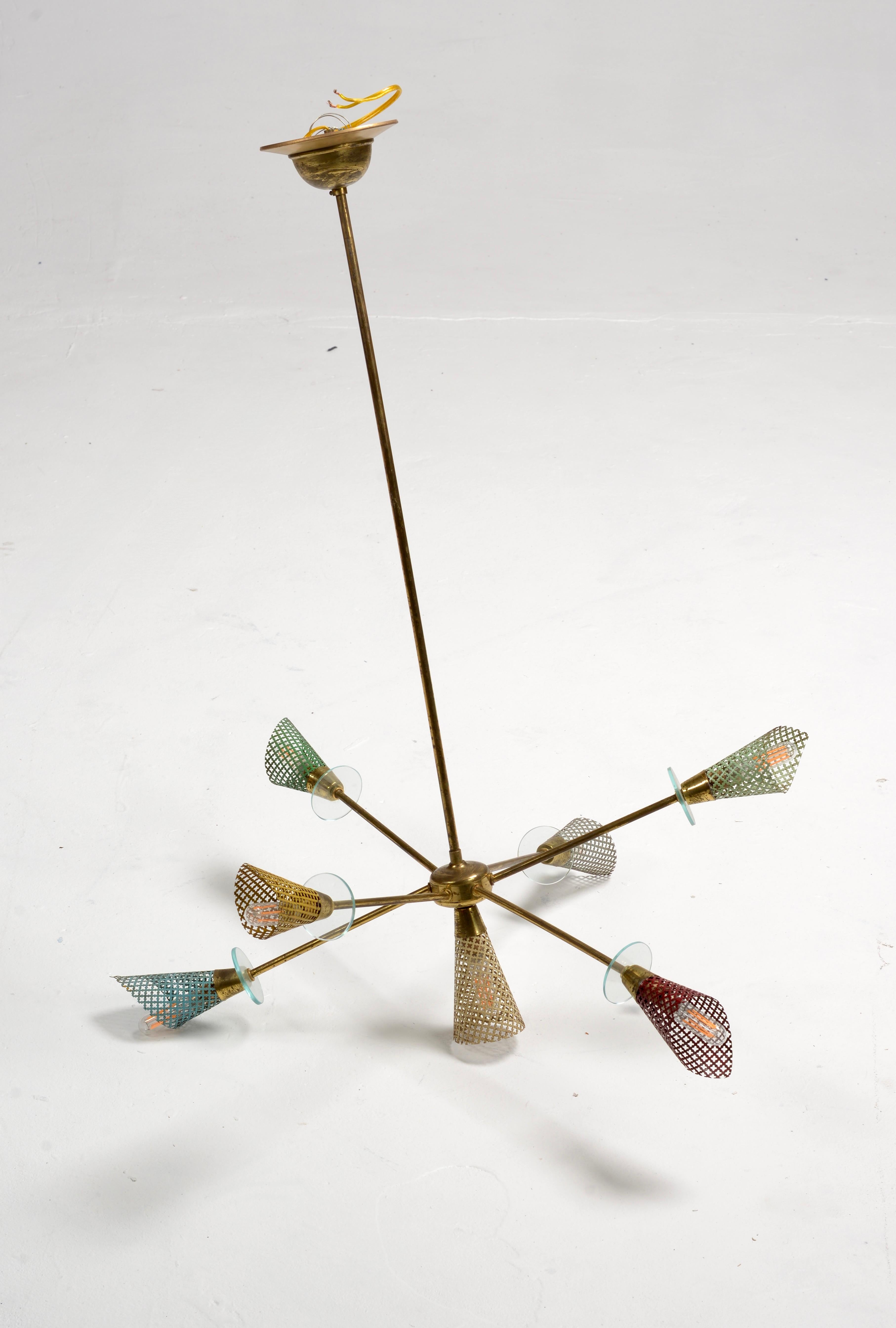 Lustre sputnik multicolore de conception italienne et de style moderne du milieu du siècle dernier. Abat-jour coloré en aluminium avec anneau en verre et cadre en bronze. Suspension classique, funky, Sputnik des années 1950, 7 lumières. 