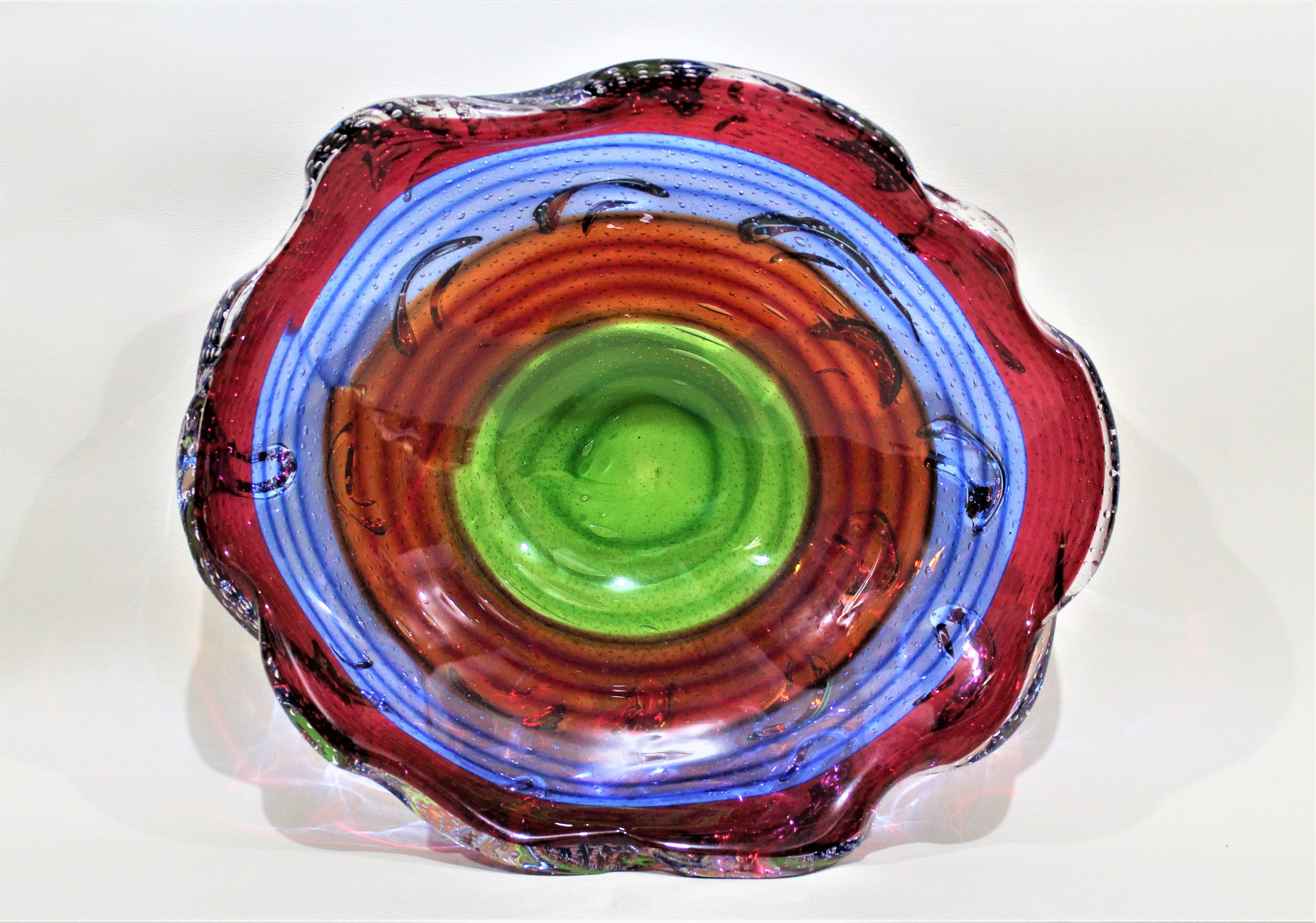 Construit en cordage de verre multicolore, ce bol enroulé a très probablement été fabriqué par un artisan italien au milieu des années 1960. Le bol n'est pas signé, il est donc impossible de déterminer l'artiste ou le fabricant exact. La coupe n'est