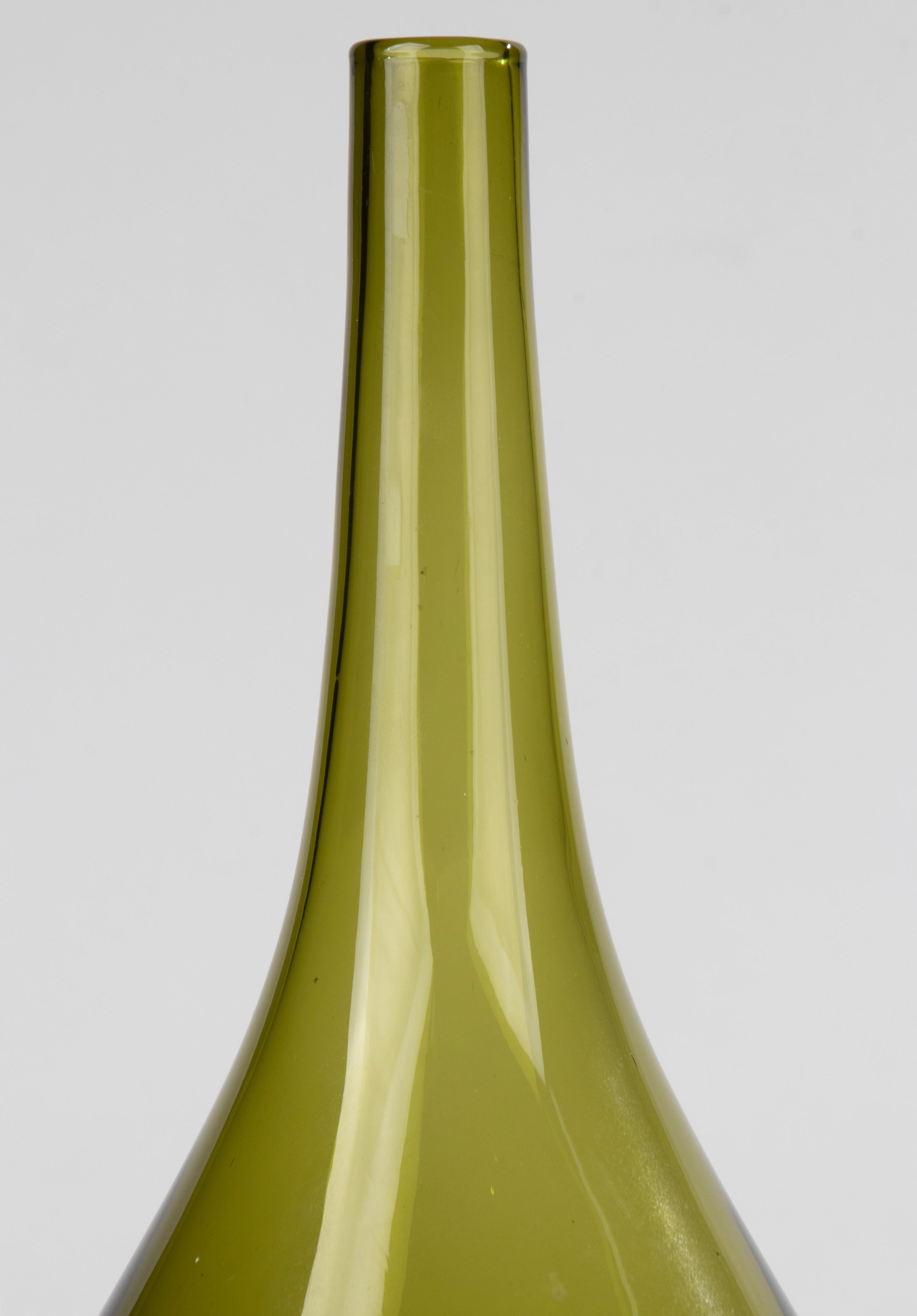 Magnifique vase en verre de Murano de couleur verte avec une base claire. Signé sur le fond 