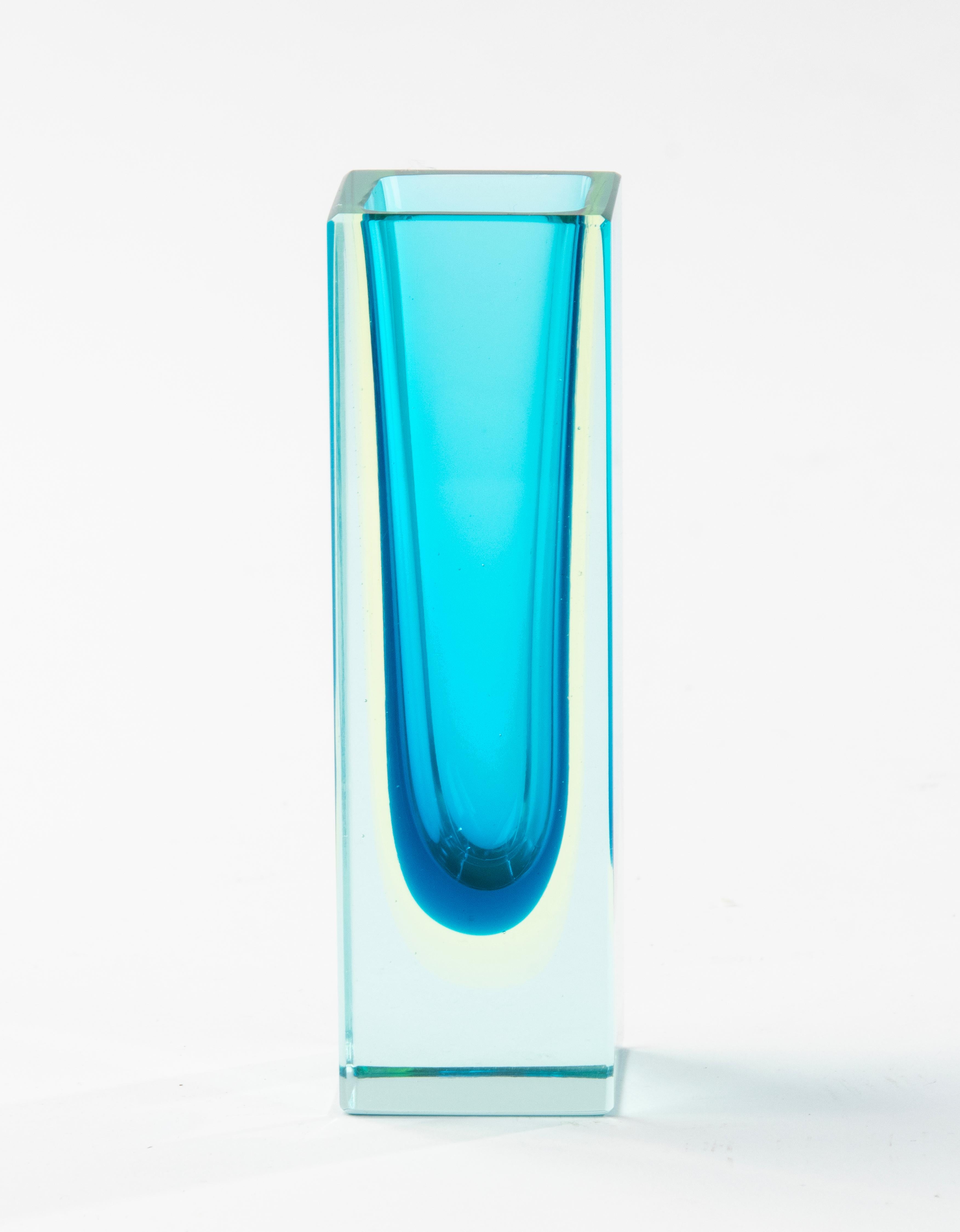 Magnifique vase en verre d'art Sommerso, attribué au designer italien Flavio Poli. 
Le vase est en bon état. Belle couleur et qualité. 

Dimensions : 4 x 4 cm et 12 cm de hauteur. 
Livraison gratuite dans le monde entier