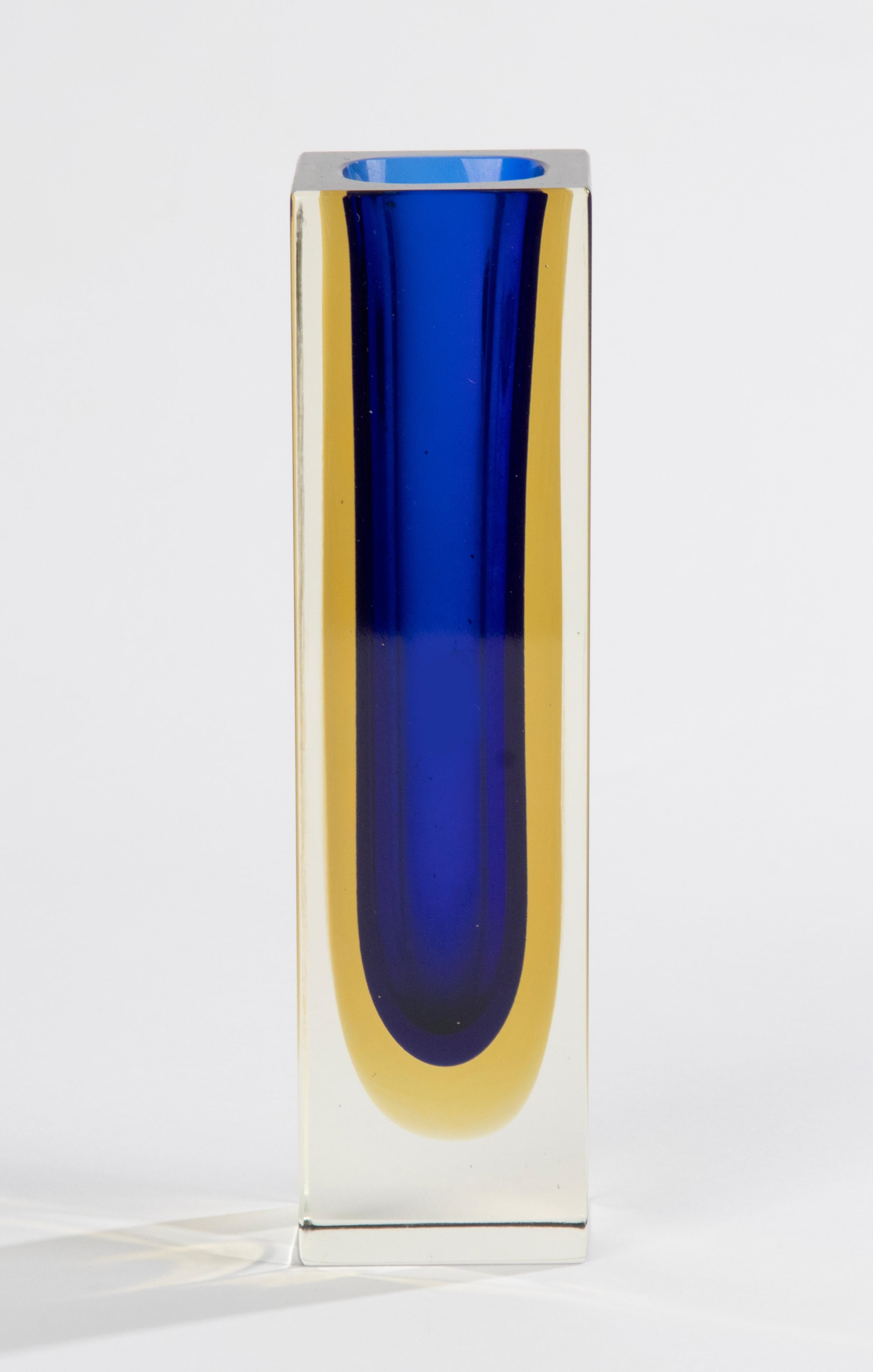 Magnifique vase en verre d'art Sommerso, attribué au designer italien Flavio Poli. 
Le vase est en bon état. Couleurs et qualité magnifiques. 

Dimensions : 5 x 5 cm et 18 cm de hauteur. 
Livraison gratuite dans le monde entier