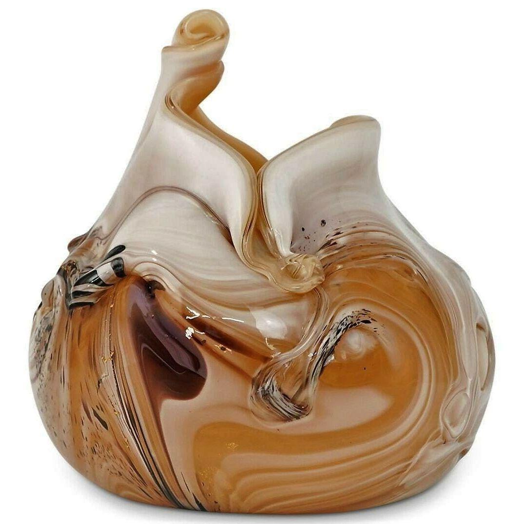 Vase excentrique en verre d'art de Murano du milieu du siècle dernier, produit en Sommerso (immergé). Pièce en verre d'art magnifiquement conçue en verre caramel, blanc, violet et noir, rehaussée d'accents dorés étincelants. Soufflé à la main avec