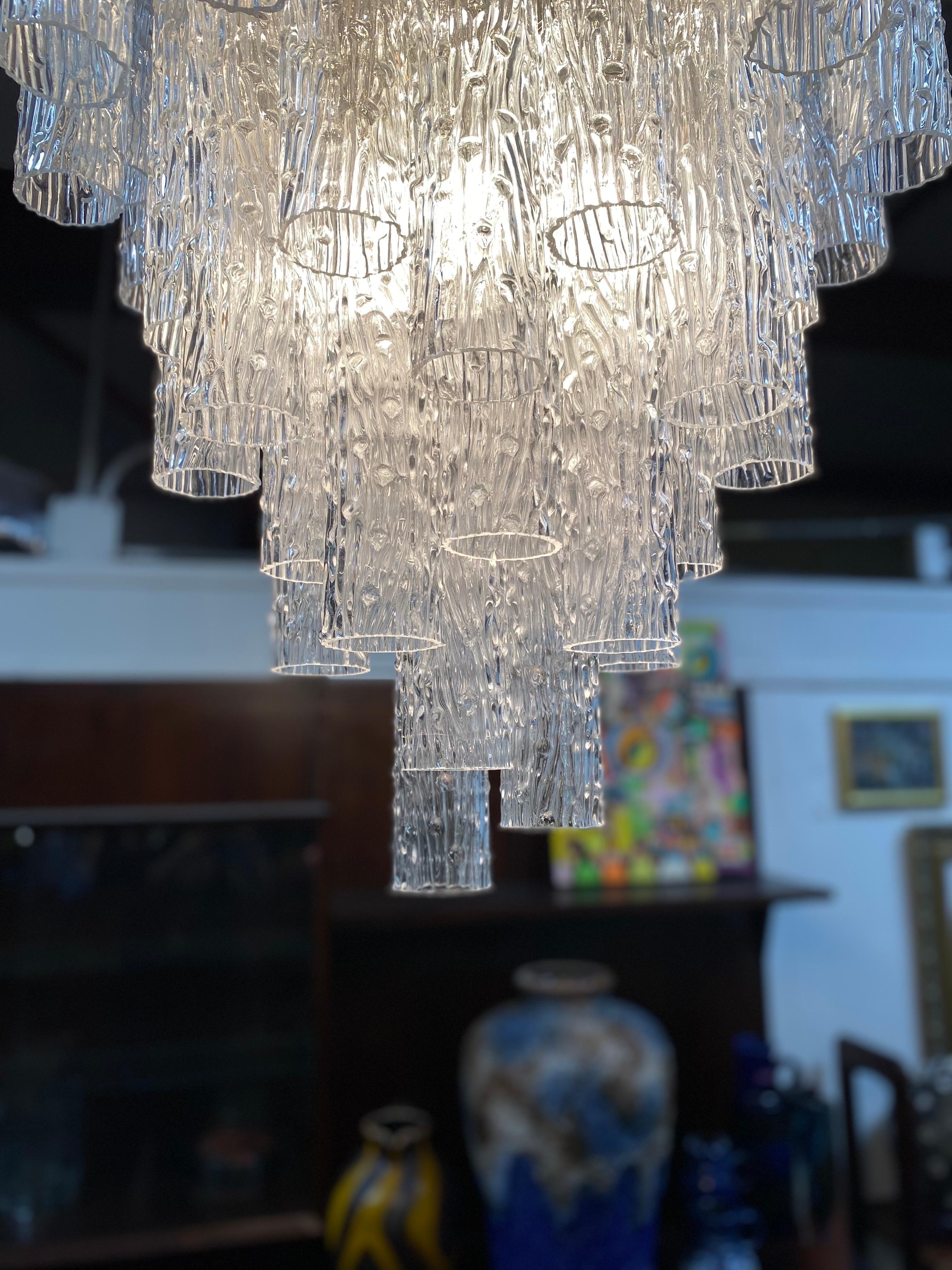 Lámpara de cristal de Murano de cuatro niveles, hacia la década de 1960. Esta araña de murano está en muy buen estado general, sin astillas en el cristal. 

21”x27”

