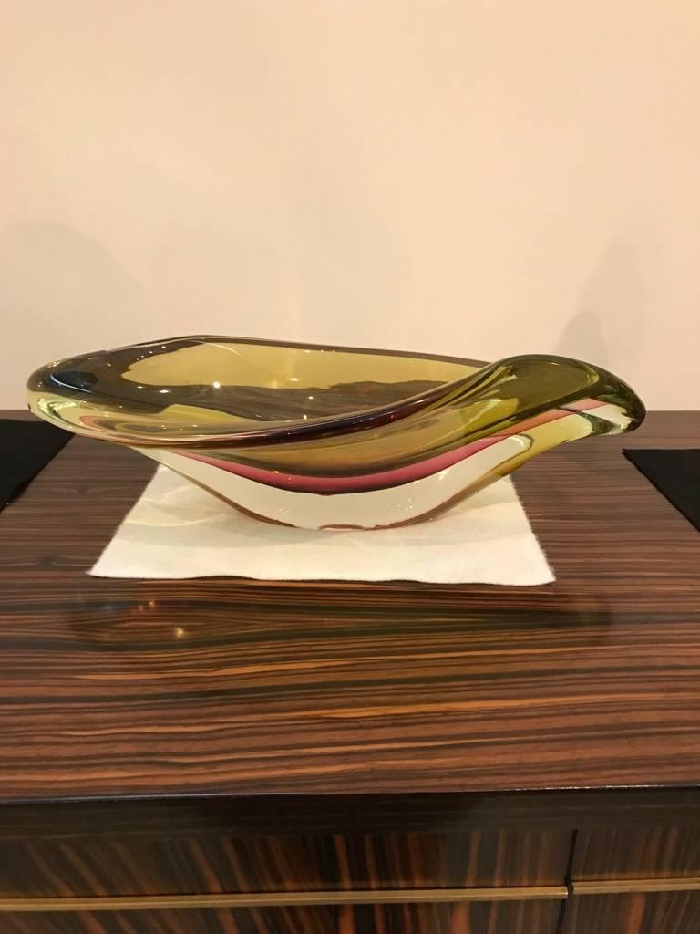 Lourd bol en verre décoratif de Murano:: datant du milieu du siècle dernier. Le verre jaune rose et transparent tourbillonne avec style.