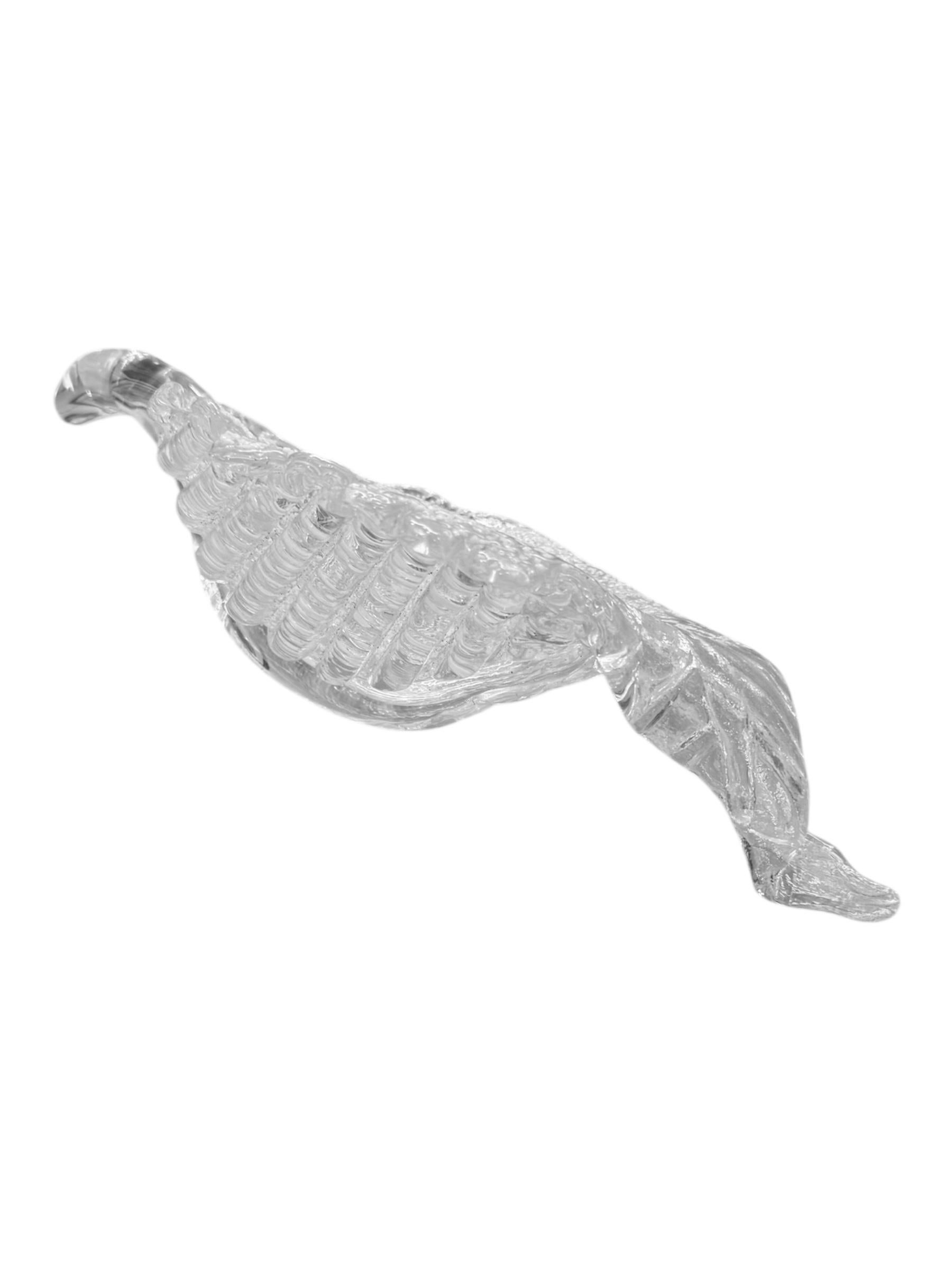 Rehaussez votre décor avec ce plat exquis en verre Murano de style moderne du milieu du siècle, méticuleusement conçu sous la forme d'une feuille délicate. Exemple parfait de l'art italien, cette pièce illustre le talent des emblématiques verriers