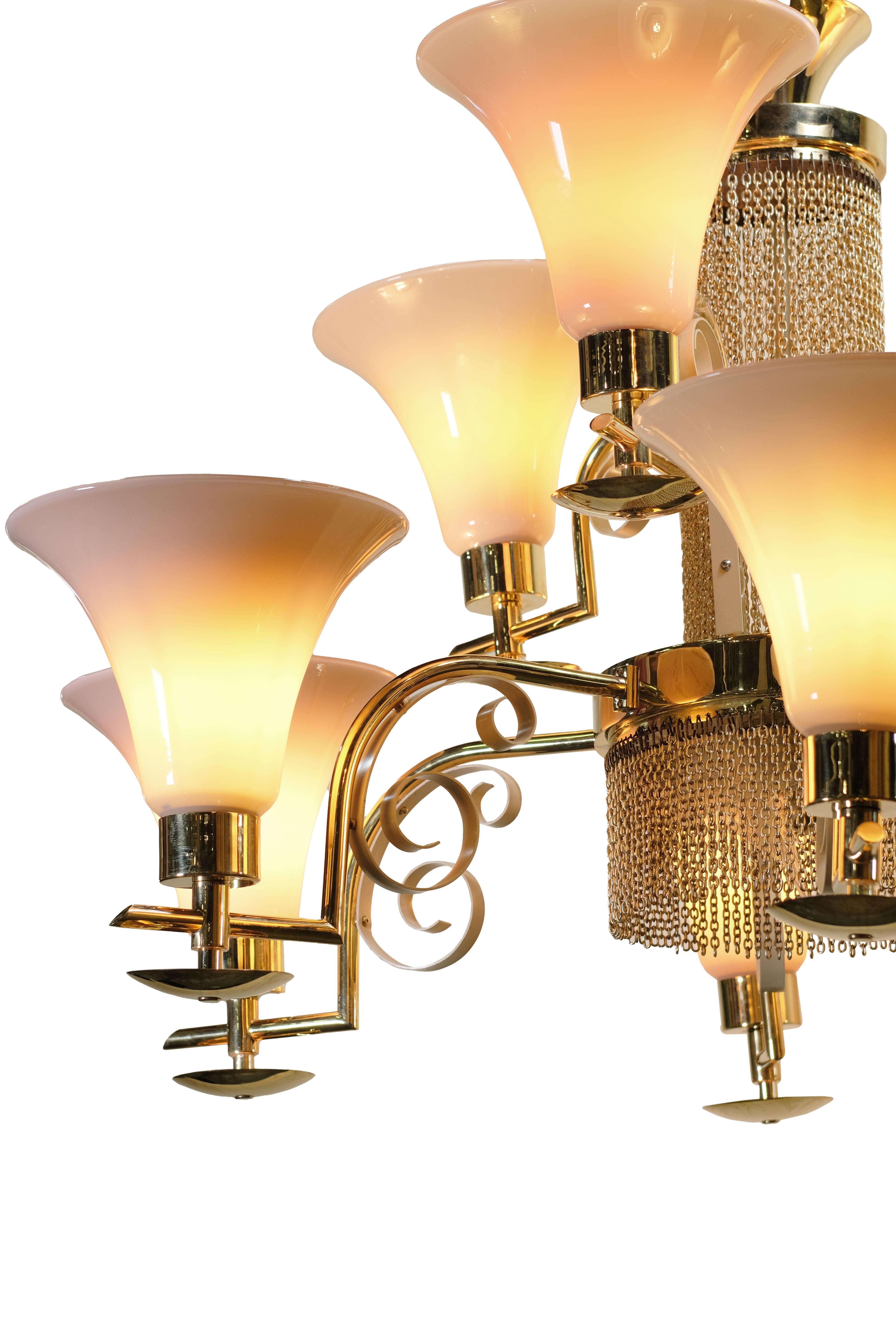 Eleva i tuoi interni con questo splendido lampadario Mid-Century Modern, realizzato a mano in Italia negli anni Settanta. Con 9 paralumi svasati in vetro di Murano in una morbida tonalità ambrata, questo pezzo forte emana un'eleganza senza tempo e
