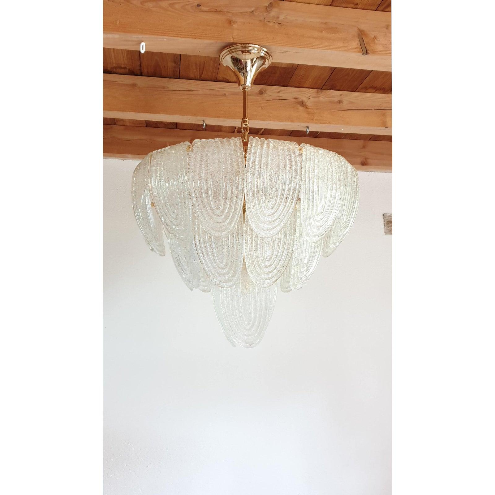 Mid-Century Modern translucent and textured Murano glass chandelier, with gold-plated frame, attributed to Mazzega, Italy 1970s.
Two chandeliers available: priced and sold individually.
The vintage Italian chandelier can also be hanged as a flush