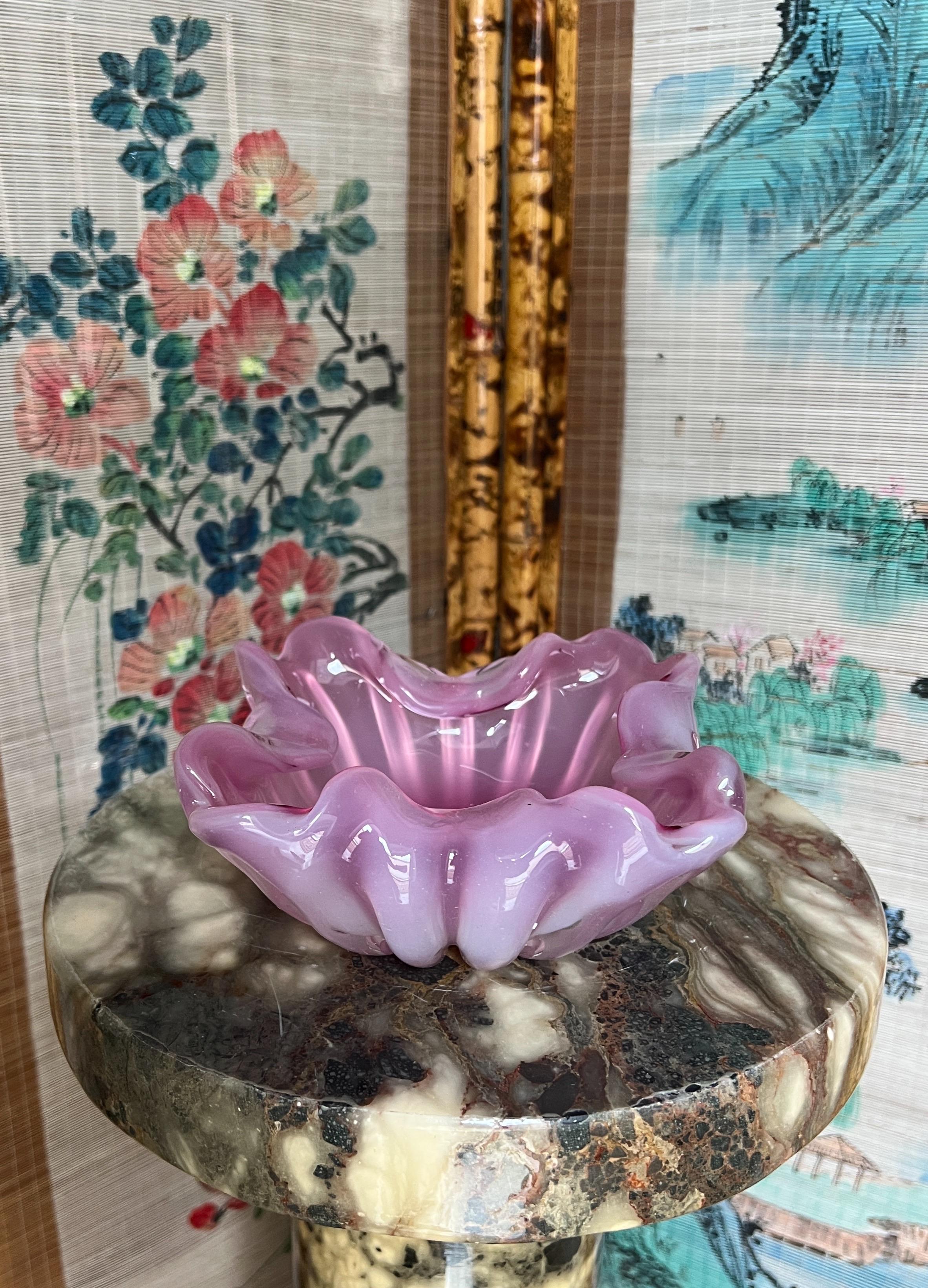 Este cenicero vintage de Murano es una auténtica joya para coleccionistas y entusiastas de la cristalería italiana. Fabricado en vidrio grueso y pesado, refleja la alta calidad artesanal por la que se conoce a Murano. El cenicero tiene un precioso