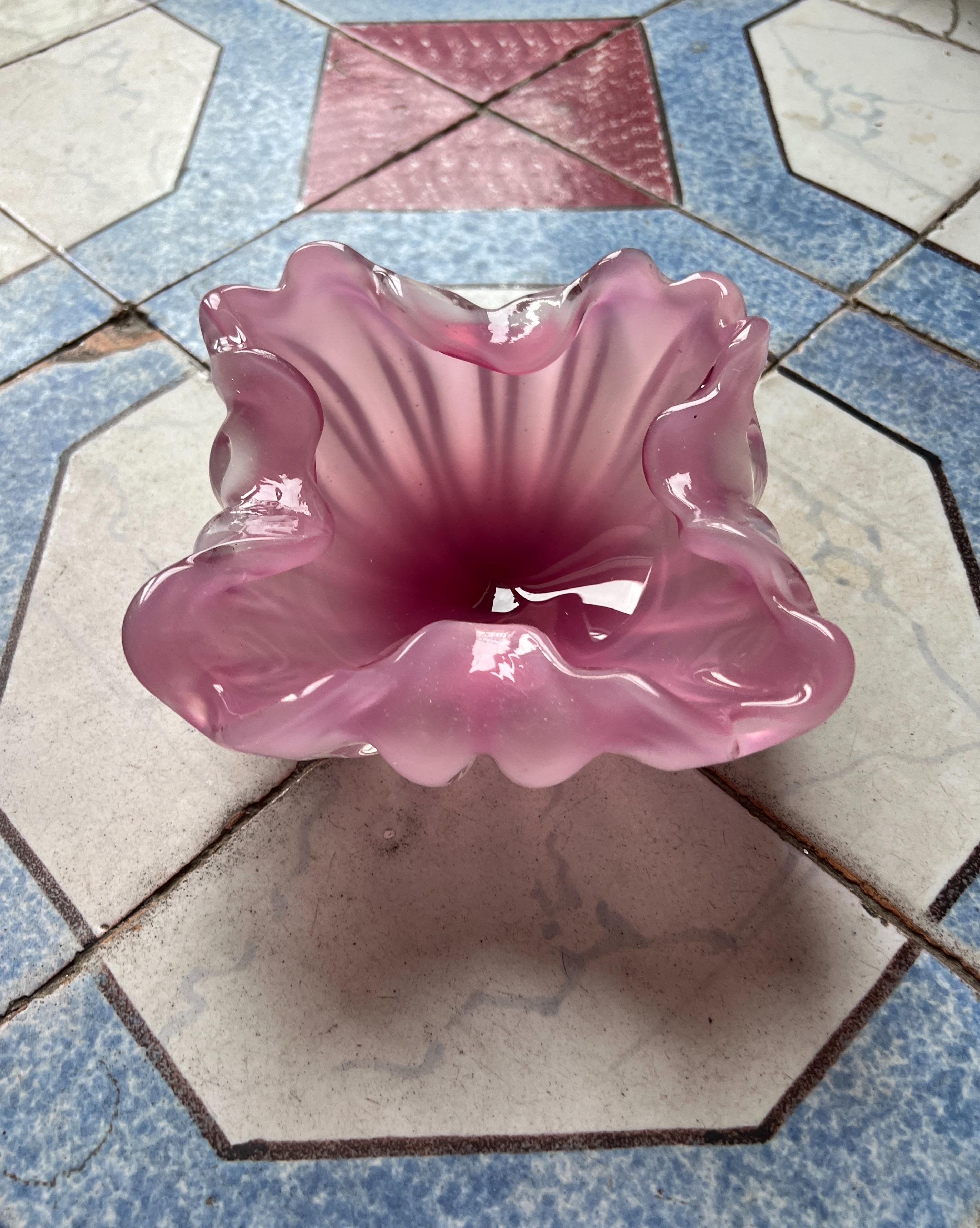 Cenicero de cristal de Murano moderno de mediados de siglo en vidrio morado Italia años 60 siglo XX en venta