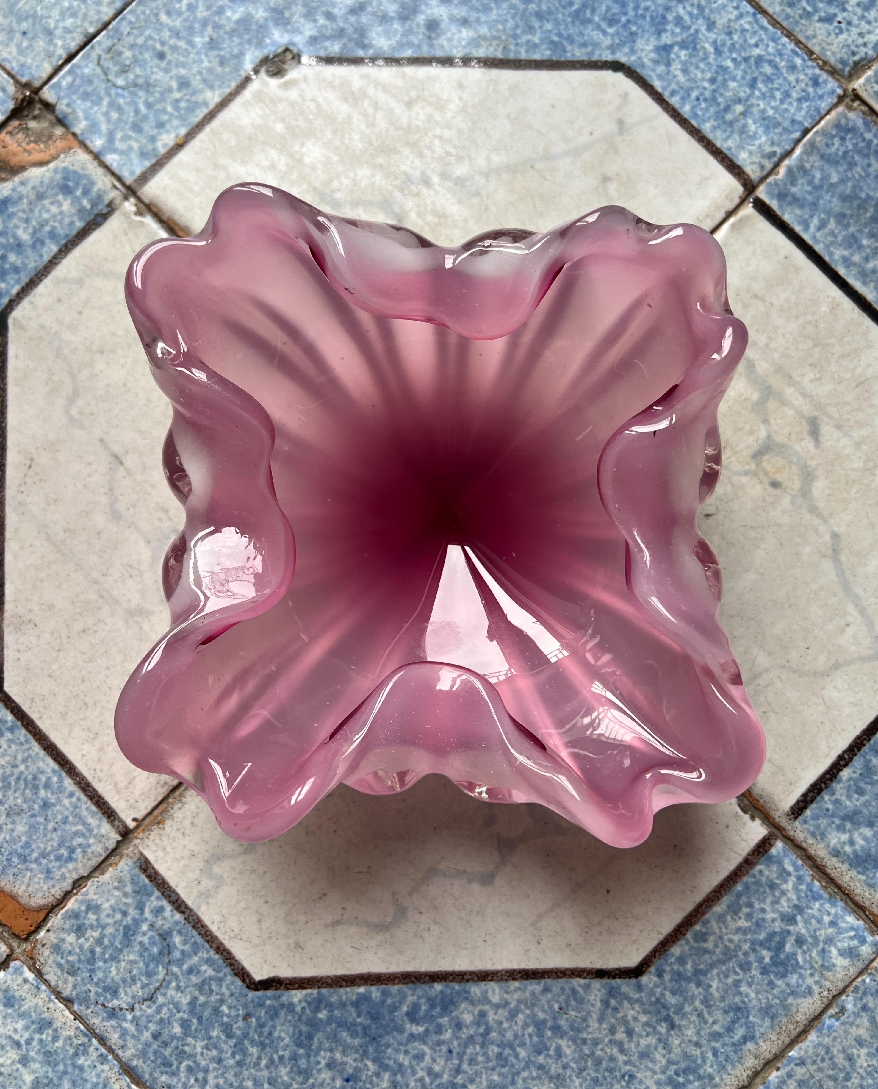 Cenicero de cristal de Murano moderno de mediados de siglo en vidrio morado Italia años 60 en venta 1