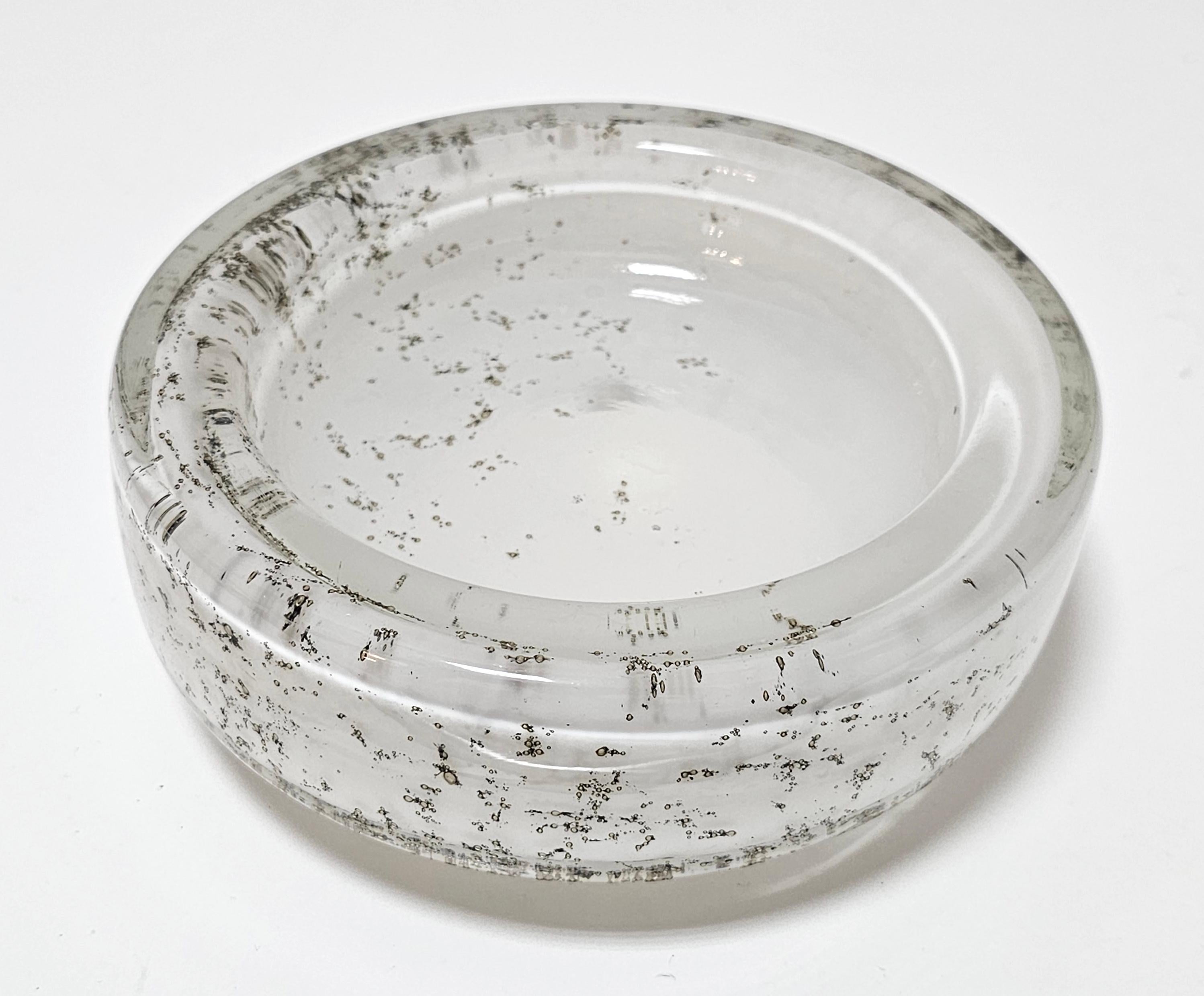 Mid Century Modern Murano Glass Ashtray in White Bubble Glass, Italy 1970s In Good Condition For Sale In Beograd, RS