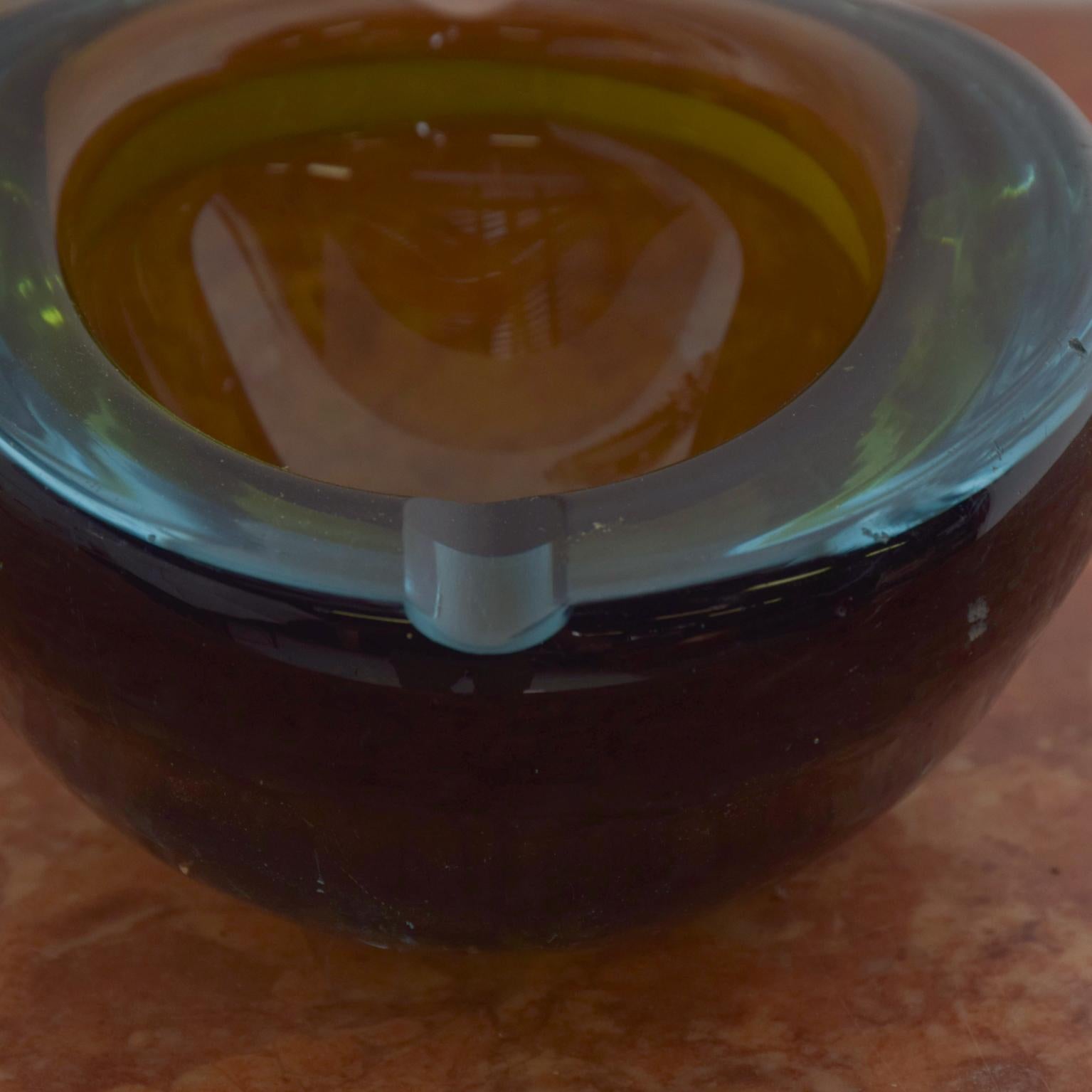 vintage Murano Glas Aschenbecher ovale Form
blau und grün
Hergestellt in Italien 1960er Jahre.
Unmarkiert.
Schrammen und Kratzer vorhanden. Siehe Bilder.
4 B x 5 T x 2 H
Originaler, unrestaurierter Zustand.