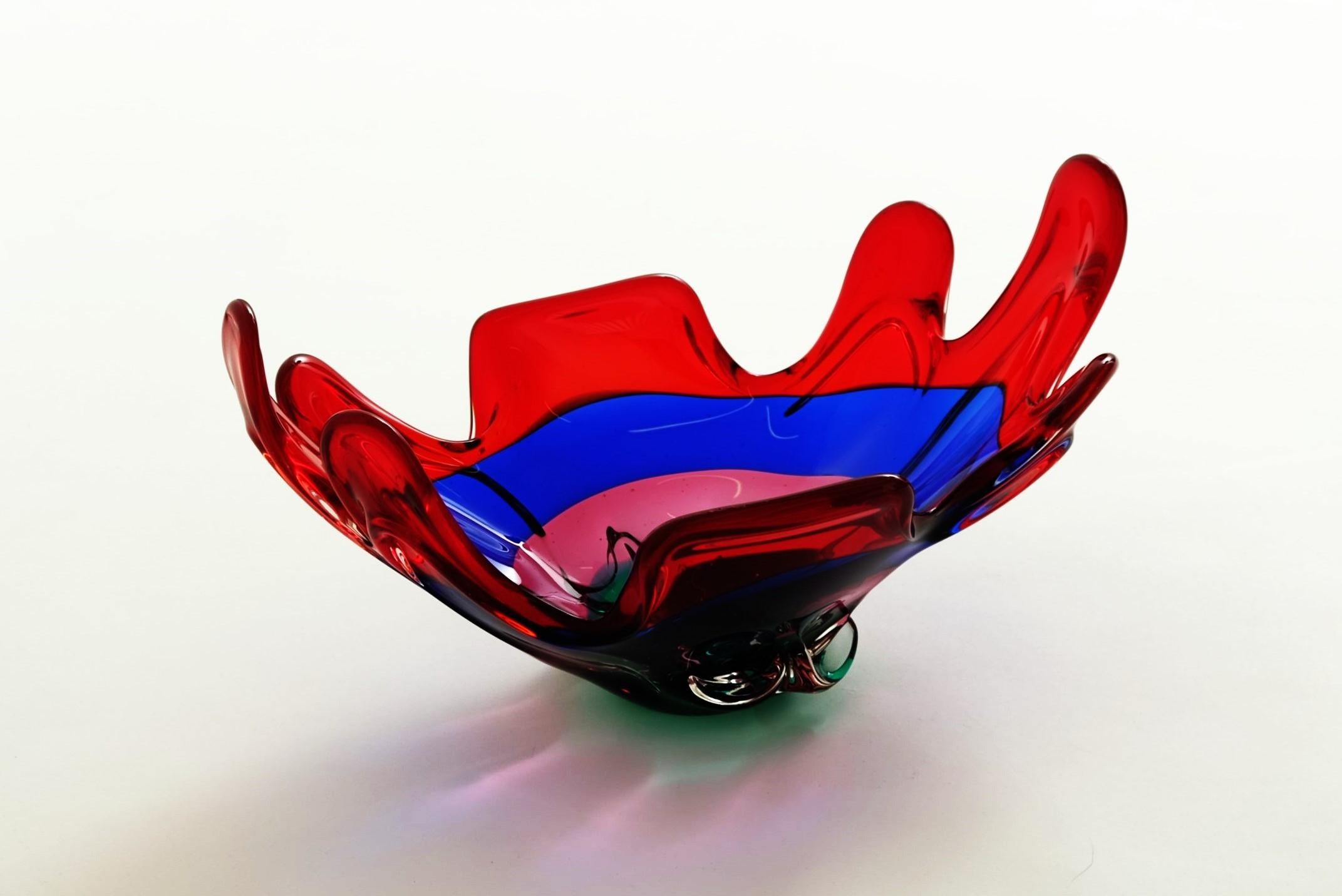 Coupe à doigts en verre de Murano, Italie, années 1950. Attribué à Fulvio Bianconi pour Mazzega. Non signé.

Magnifique rince-doigts en verre de Murano de forme ovale transversale à bord octuple et grossièrement dessiné. Décoration à larges rayures