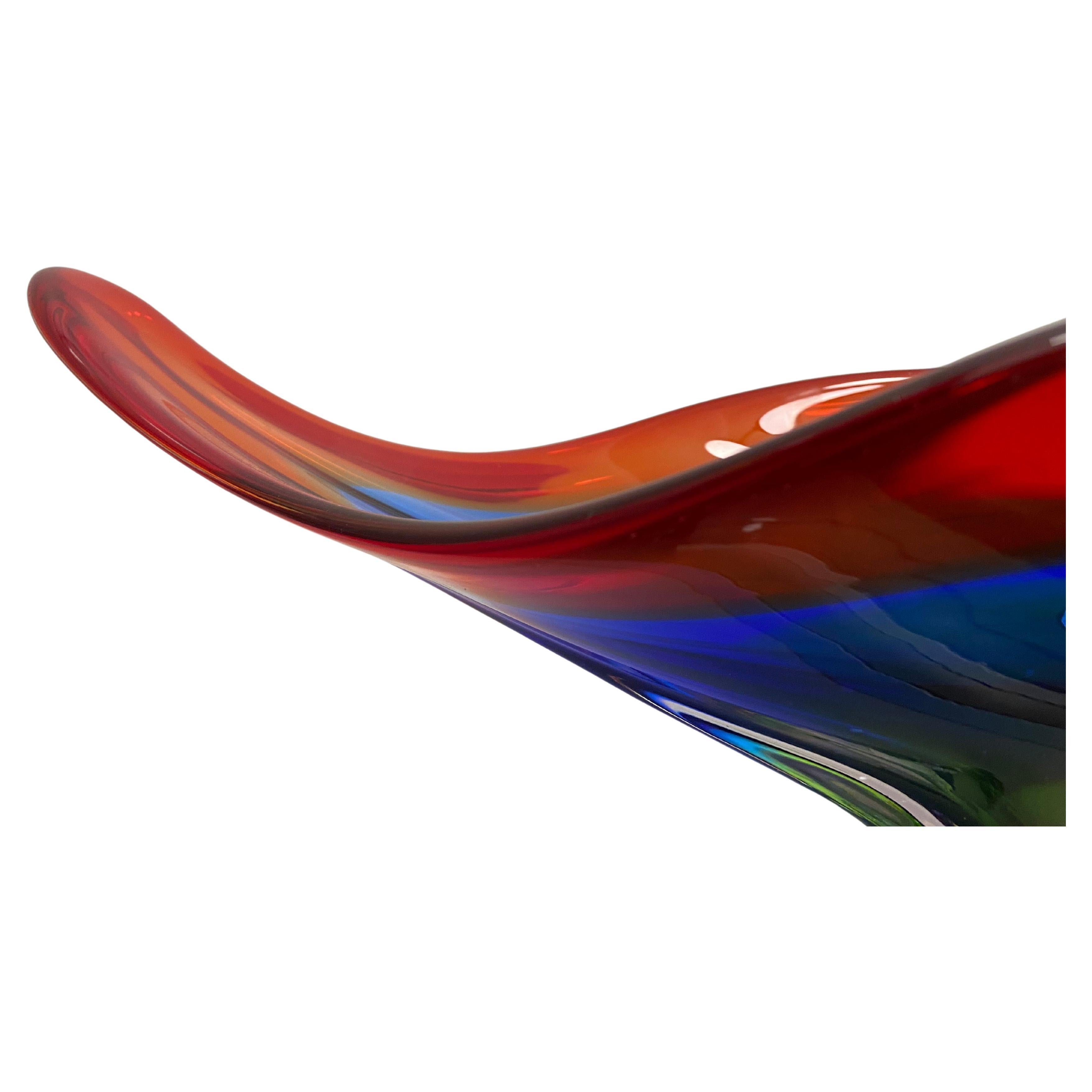 Wunderschönes grünes, blaues und orangefarbenes Murano-Glas  Schale in einer schönen Form.
Guter Zustand mit dem Original-Klebeetikett.
