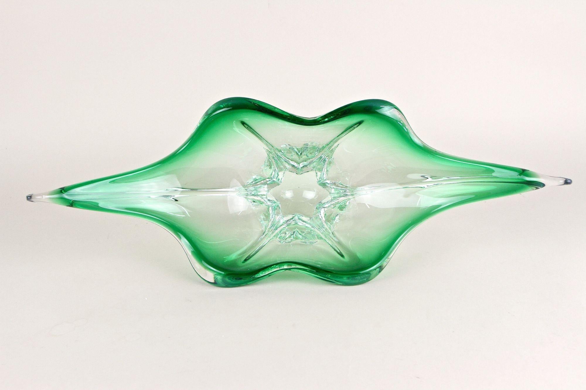 Mid Century Modern Murano Glass Bowl, Green/ Clear Tones - Italy ca. 1960 For Sale 4
