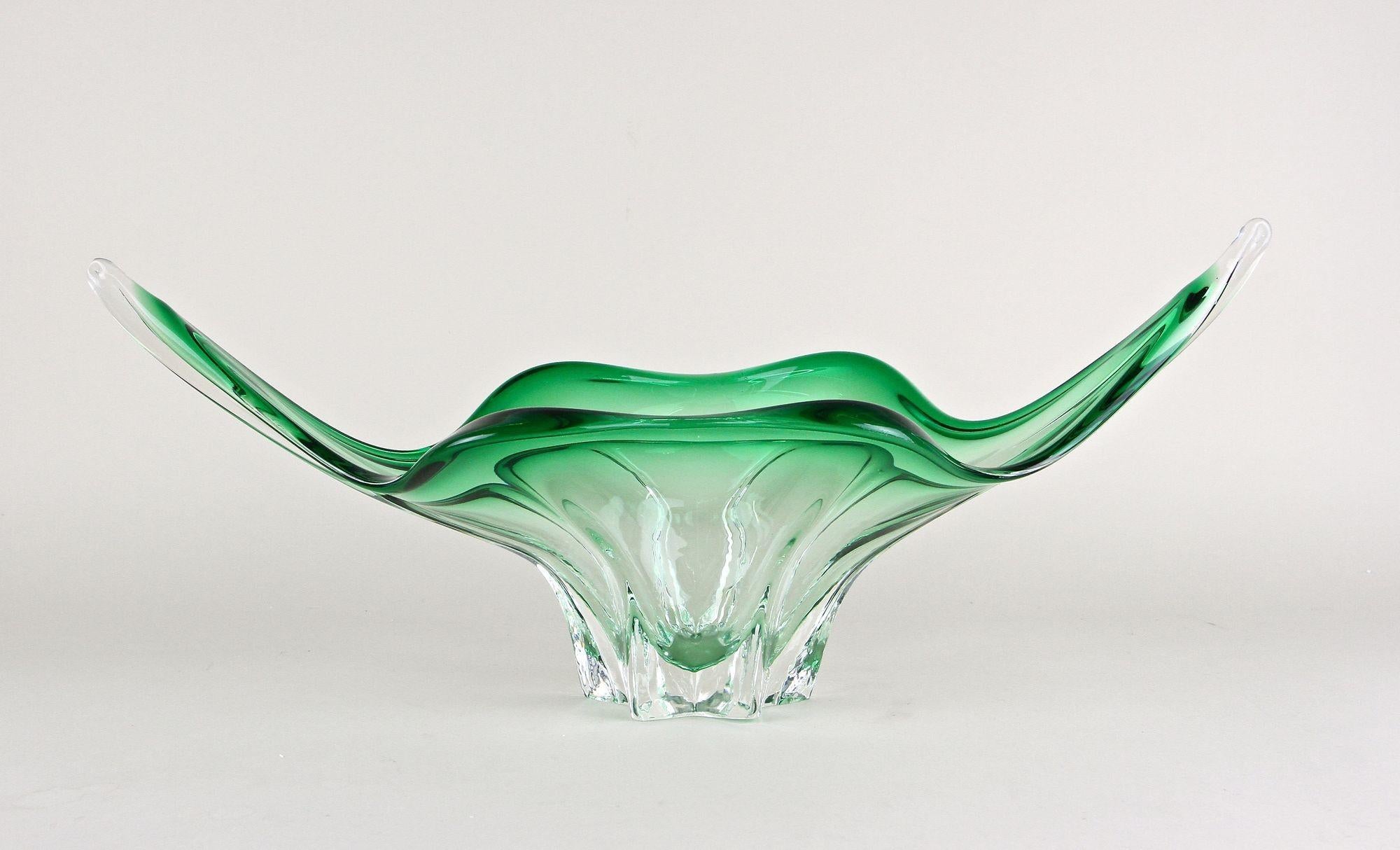 Beautiful, large modern Murano glass bowl out of the world renown workshops in Venetia/ Italy coming from the period around 1960/70. This amazing looking mid century Murano glass bowl reminds of a manta ray when you watch it from the side (see