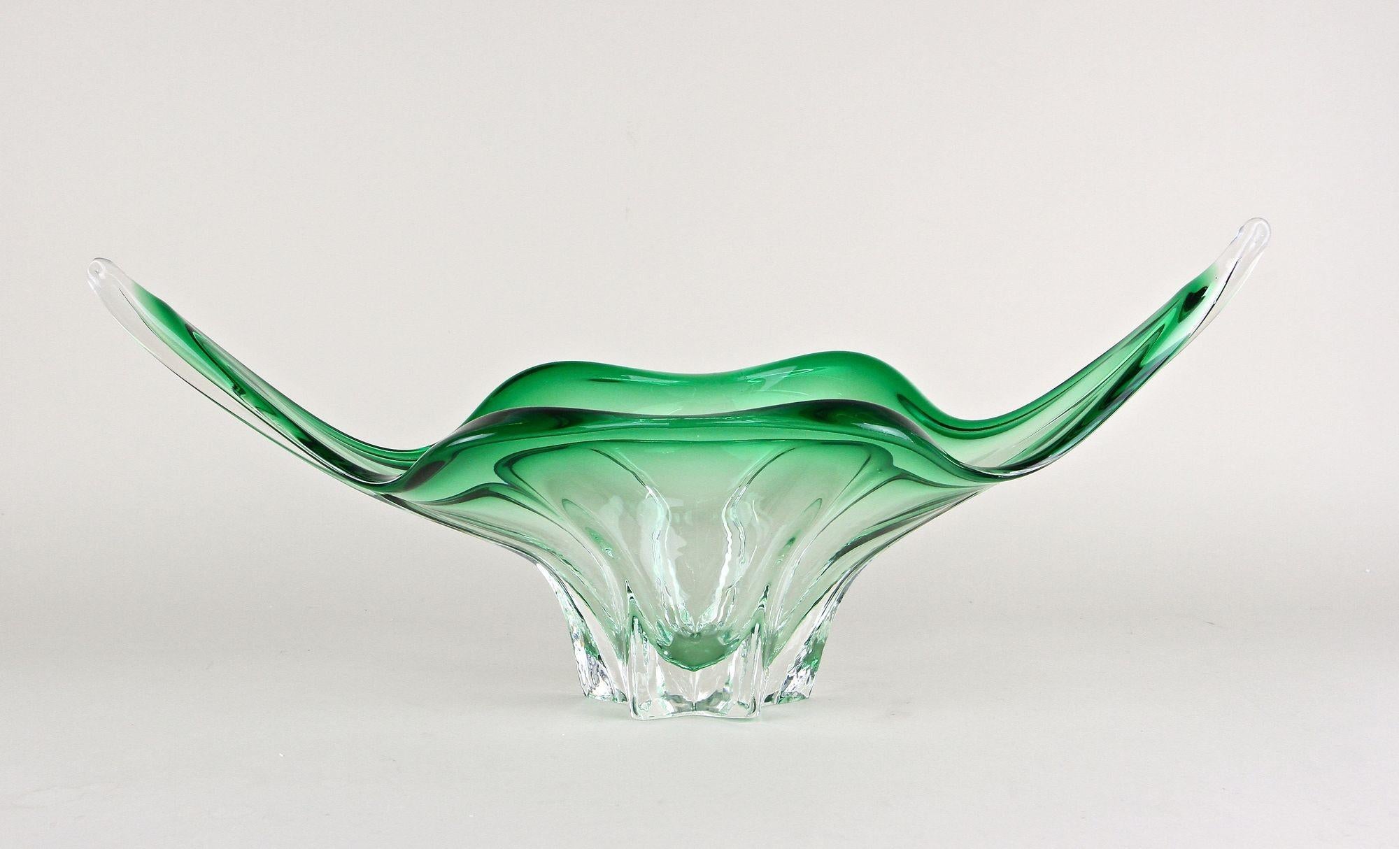 Magnifique grand bol moderne en verre de Murano provenant des ateliers de renommée mondiale de Vénétie/ Italie et datant de la période autour de 1960/70. Cette coupe en verre de Murano du milieu du siècle rappelle une raie manta lorsqu'on la regarde