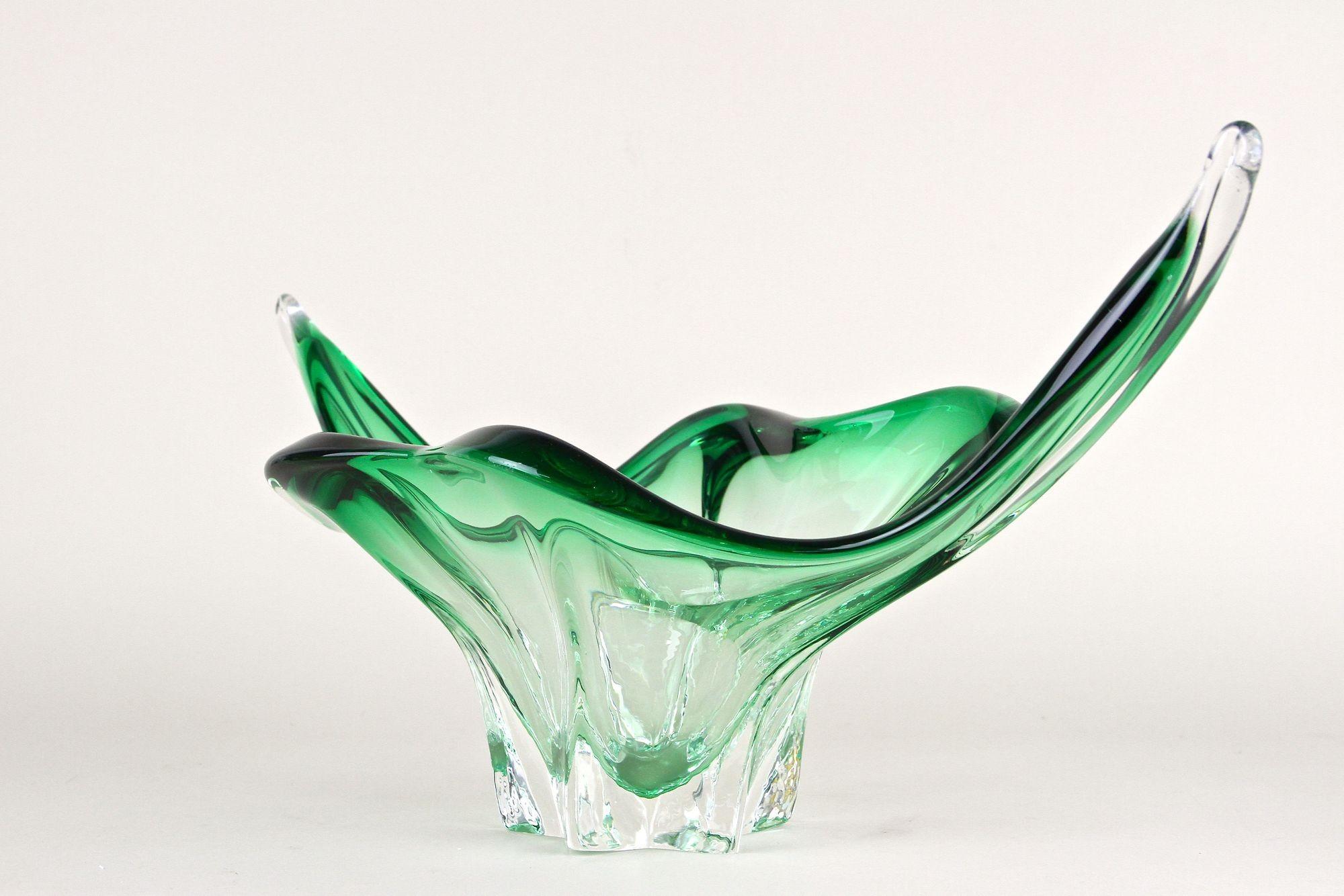 Italian Mid Century Modern Murano Glass Bowl, Green/ Clear Tones - Italy ca. 1960 For Sale